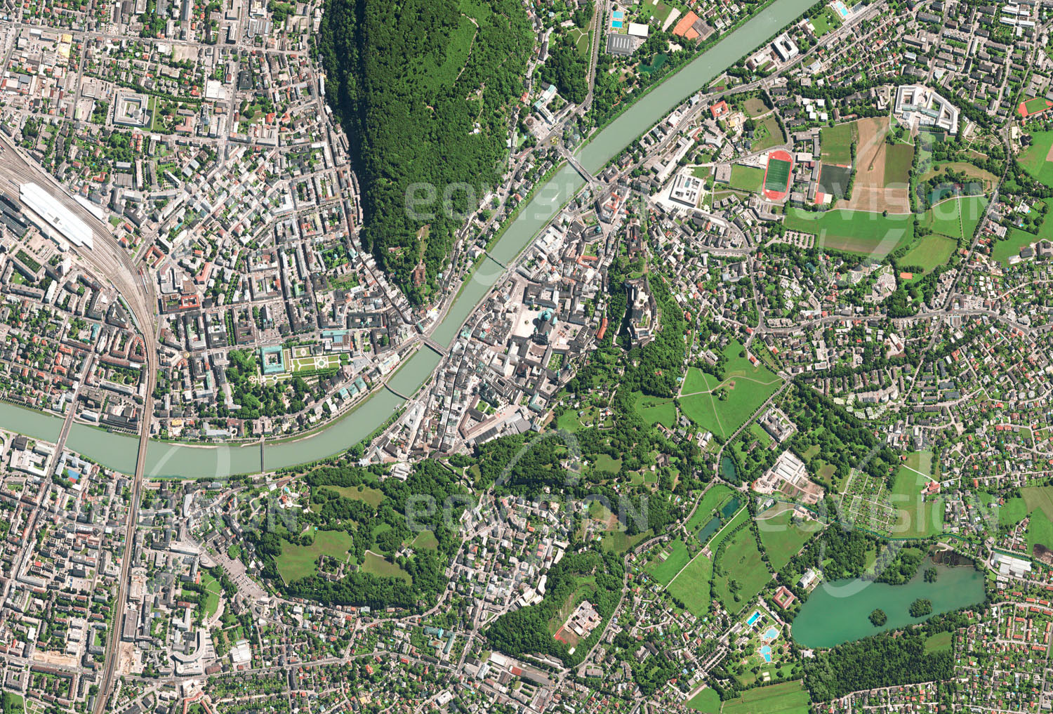 Das Satellitenbild 'SALZBURG, Österreich' ist dem Bildband "Europa - Kontinent der Vielfalt" entnommen. Das „Rom des Nordens“ mit seinem barocken Zentrum ist ein Beispiel für die erfolgreiche Nutzung geographischen und historischen Erbes. Nachdem Salzburg wegen reicher Salz- und Goldvorkommen über Jahrhunderte politisch eigenständig geblieben war, begann mit der Neuordnung Europas im Wiener Kongress und der Zuordnung Salzburgs zu Österreich ein vorübergehender Niedergang. Die landschaftliche Schönheit der Umgebung bildete gemeinsam mit der zunehmenden Vermarktung des hier geborenen Komponisten Wolfgang Amadeus Mozart und der in den 1920er Jahren gegründeten Salzburger Festspiele die Basis für de