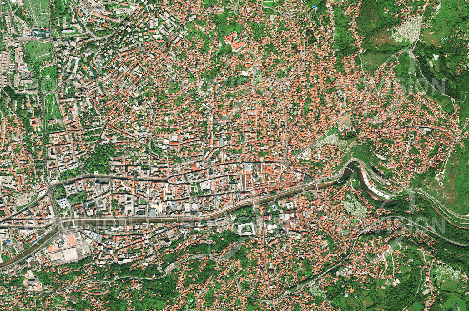 Das Satellitenbild 'SARAJEVO, Bosnien-Herzegowina' ist dem Bildband "Europa - Kontinent der Vielfalt" entnommen. Die Gegend um die heutige Hauptstadt von Bosnien und Herzegowina war schon in prähistorischer Zeit besiedelt, die heutige Stadt geht auf eine osmanische Siedlung aus dem 15. Jahrhundert zurück. Die osmanische Herrschaft wurde 1850 durch die österreichisch-ungarische abgelöst. Im Jahr 1914 kam es in Sarajevo zum tödlichen Attentat auf den österreichischen Thronfolger Erzherzog Franz Ferdinand, das den Anlass zum Ersten Weltkrieg bildete. In den 1990er Jahren wurde Sarajevo im Bosnienkrieg fast vier Jahre lang belagert. n