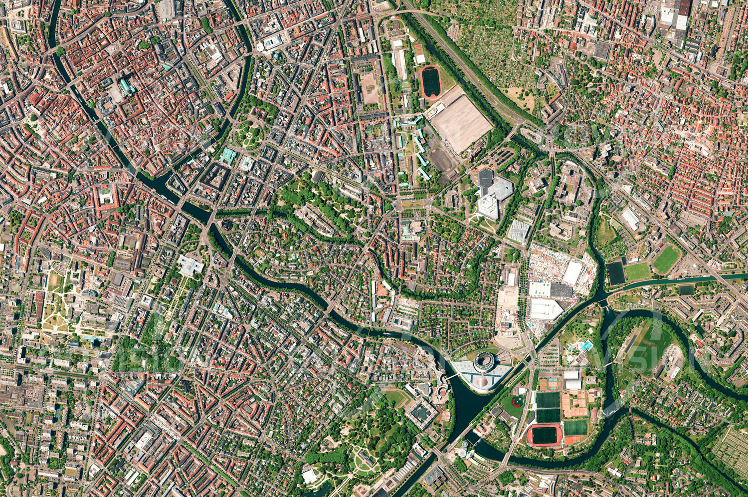 Das Satellitenbild 'STRASSBURG, Frankreich' ist dem Bildband "Europa - Kontinent der Vielfalt" entnommen. Am Rhein, der Grenze zu Deutschland, liegt die elsässische Stadt Straßburg. Mit seinen gallischen und römischen Ursprüngen und später im Machtkampf zwischen deutscher und französischer Herrschaft erlebte Straßburg eine wechselvolle Geschichte, die es in den letzten Jahrzehnten zu einem der Zentren Europas werden ließ. Unter den vielen europäischen Institutionen, die hier ihren Sitz haben, sind vor allem der Europarat, das Europaparlament und der Europäische Gerichtshof für Menschenrechte zu erwähnen. n