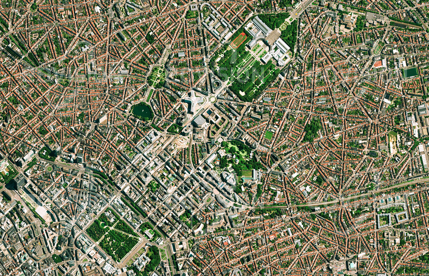 Das Satellitenbild 'BRÜSSEL, Belgien' ist dem Bildband "Europa - Kontinent der Vielfalt" entnommen. Die belgische Hauptstadt Brüssel ist eine der kleineren Hauptstädte Europas. Dennoch und zum Teil gerade deshalb, aber auch wegen ihrer zentralen Lage wurde sie 1958 zur Hauptstadt der Europäischen Wirtschaftsgemeinschaft EWG und später der Europäischen Union. Im Jahr 1967 wurde hier auch der Sitz der NATO eingerichtet. n