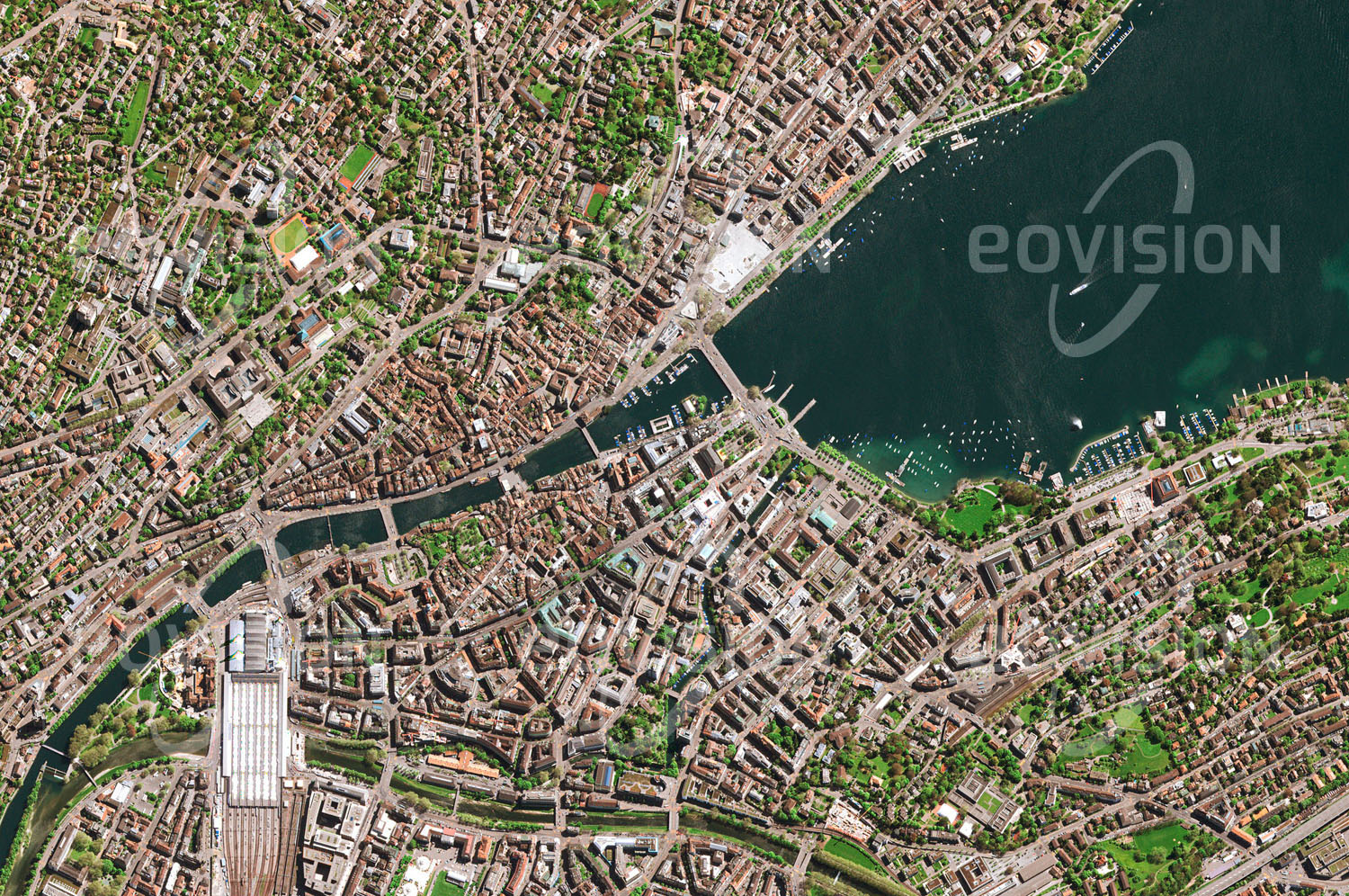 Das Satellitenbild 'ZÜRICH, Schweiz' ist dem Bildband "Europa - Kontinent der Vielfalt" entnommen. Die seit 1855 bestehende Eidgenössische Technische Hochschule (ETH) Zürich zählt seit vielen Jahren in allen Ranking-Listen zu den weltbesten Universitäten und gilt als beste in Kontinentaleuropa. Der Schwerpunkt der Aktivitäten der ETH, an der etwa 10.000 Personen beschäftigt sind, liegt im Bereich der Naturwissenschaften und Technik. Zu den bekanntesten Wissenschaftlern an der ETH gehörten Nobelpreisträger wie Albert Einstein, Wolfgang Pauli und Wilhelm Röntgen.n