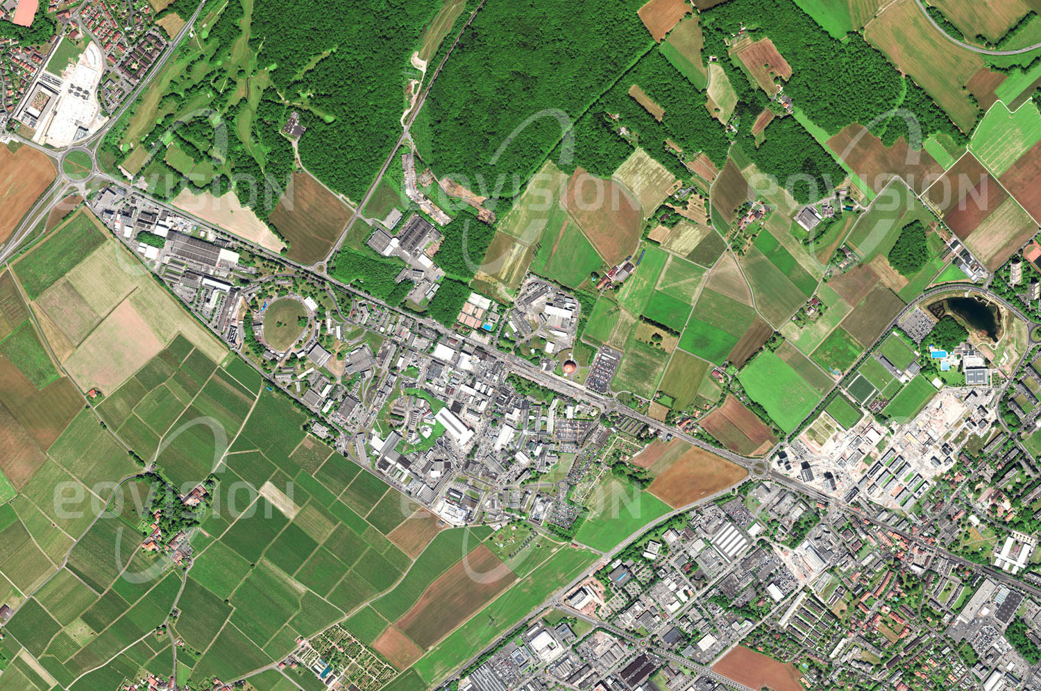 Das Satellitenbild 'GENF, Schweiz' ist dem Bildband "Europa - Kontinent der Vielfalt" entnommen. Das Kernforschungszentrum CERN (Conseil Européen pour la Recherche Nucléaire) ist ein Paradebeispiel für Kooperation in Europa und darüber hinaus. Etwa 3200 Mitarbeiter aus mehr als 80 Ländern sind hier im Grenzgebiet zwischen der Schweiz und Frankreich in der Grundlagenforschung tätig und loten die Grenzen der Physik aus.n