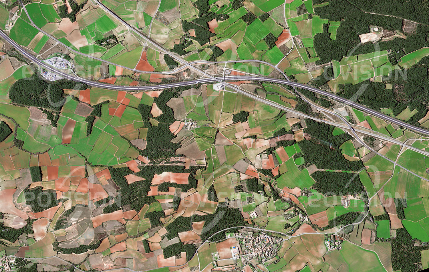 Das Satellitenbild 'FIGUERES, Spanien' ist dem Bildband "Europa - Kontinent der Vielfalt" entnommen. Moderne Gesellschaften sind auf leistungsfähige Verkehrsmittel angewiesen. Hochleistungsautobahnen und -eisenbahnen stellen die Hauptschlagadern der heutigen Wirtschaft dar. So wurden auch in Spanien große Anstrengungen unternommen, ein modernes Autobahnnetz und ein Hochgeschwindigkeits-Bahnnetz zu bauen, wie das Beispiel in der Nähe Gironas zeigt. Nicht immer folgte die Planung der Trassen dem tatsächlichen Bedarf, außerdem sind auch die Eingriffe derartiger Projekte in die Natur- und Kulturlandschaften vielfach sehr ausgeprägt.n