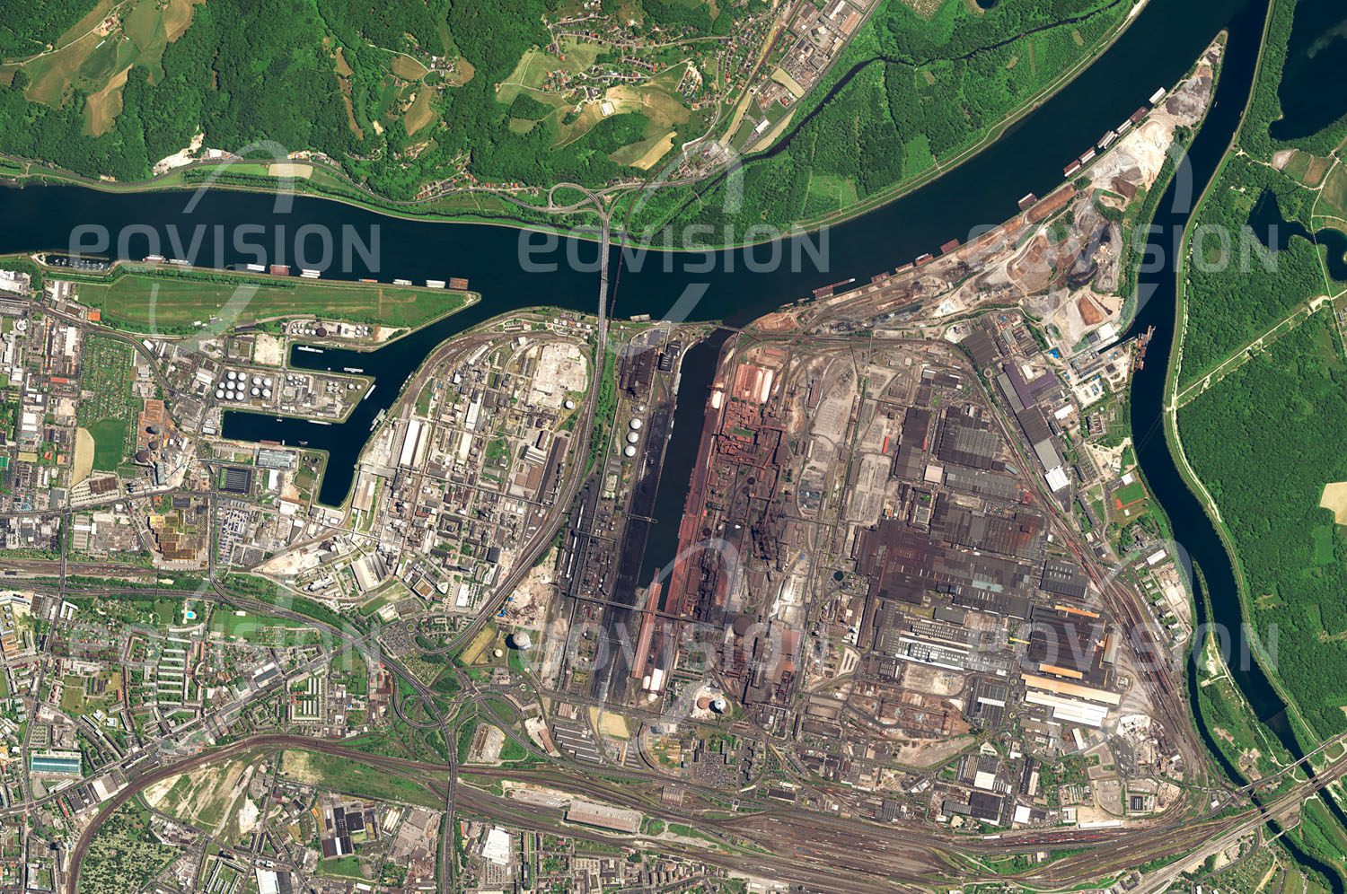 Das Satellitenbild 'LINZ, Österreich' ist dem Bildband "Europa - Kontinent der Vielfalt" entnommen. Die österreichischen Voest-Werke sind nach dem Zweiten Weltkrieg als stahlproduzierendes Unternehmen aus einem Betrieb der Rüstungsindustrie hervorgegangen. Bedeutsam für den Aufstieg des Konzerns war die Erfindung des Linz-Donawitz- oder LD-Verfahrens in den 1950er Jahren, nach dem heute weltweit etwa drei Viertel des Stahls hergestellt werden. Heute werden hier unter anderem Stahlbleche für die Automobilindustrie, Schienen für Hochleistungsbahnen, aber auch spezielle Edelstähle und Sonderlegierungen produziert.n