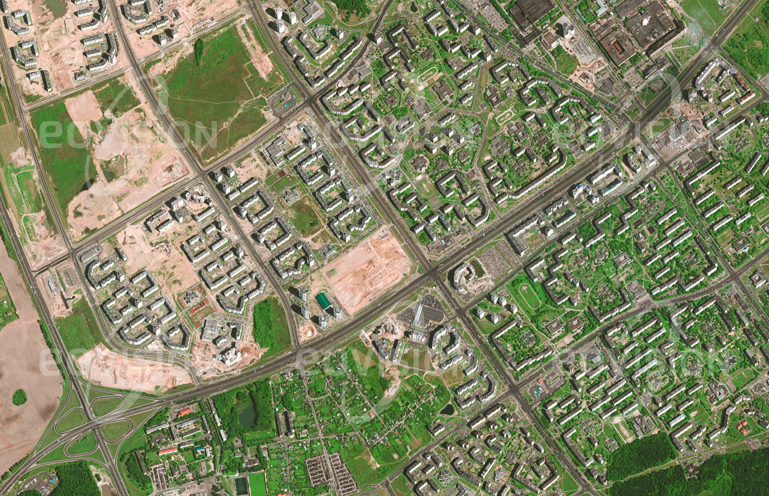 Das Satellitenbild 'MINSK, Belarus' ist dem Bildband "Europa - Kontinent der Vielfalt" entnommen. Die weißrussische Hauptstadt Minsk beherbergt etwa zwei Millionen Einwohner, von denen 400.000 im Frunsenski-Bezirk westlich des Zentrums leben. Wie das Bild zeigt, ist dieser von zahlreichen Plattenbauten dominiert, mit denen der Bedarf an Wohnraum rasch und kostengünstig gestillt werden konnte. Bei diesen für die sowjetische Stadtentwicklung typischen Siedlungen fällt auf, dass sie trotz hoher Bevölkerungsdichte vergleichsweise große Grünflächen zwischen den Gebäuden aufweisen.n