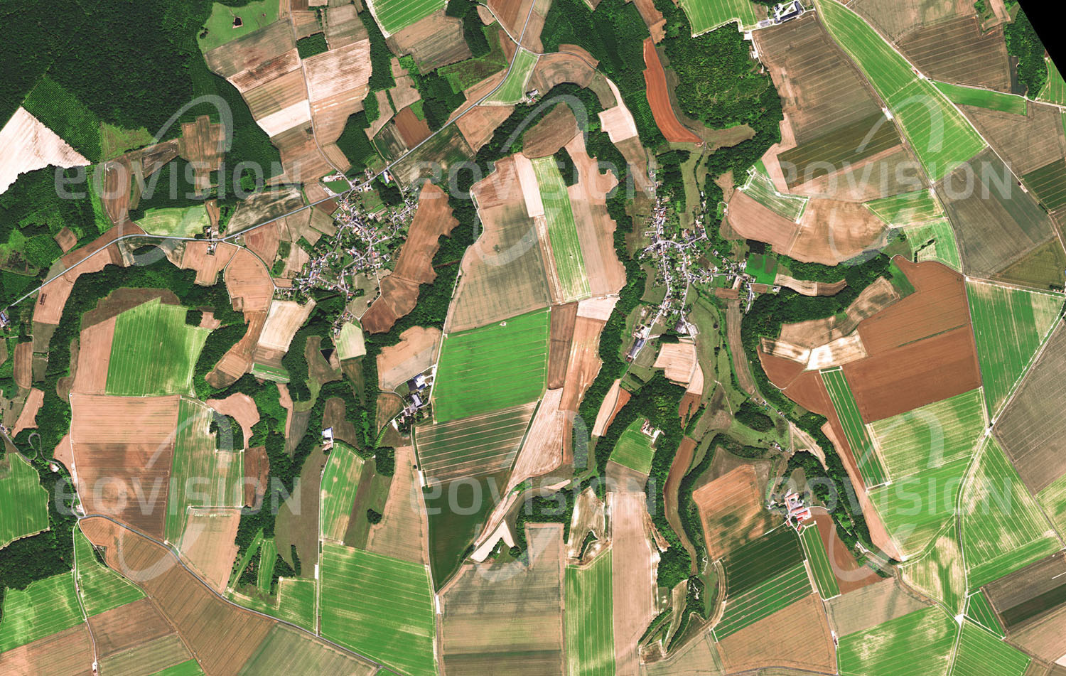 Das Satellitenbild 'SAINT-AUBIN, Frankreich' ist dem Bildband "Europa - Kontinent der Vielfalt" entnommen. Saint-Aubin und Selens sind zwei benachbarte Dörfer in der nordfranzösischen Landschaft Île-de-France. In dieser alten Kulturlandschaft ist der Verlauf der Kultivierung gut zu erkennen. Im ursprünglich bewaldeten Gebiet wurden zuerst Siedlungen an den Flüssen im Talgrund errichtet. Erst in einer späteren Phase wurden auch die Wälder auf dem Plateau zwischen den Tälern zugunsten landwirtschaftlicher Flächen gerodet. Auf den Hängen des Plateaus sind nur schmale Waldstreifen verblieben.n