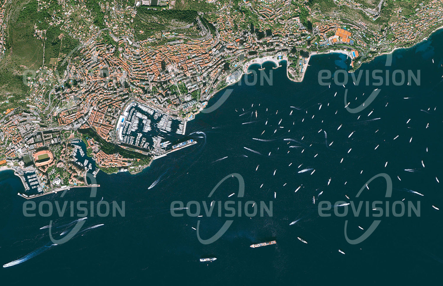 Das Satellitenbild 'MONTE CARLO, Monaco' ist dem Bildband "Europa - Kontinent der Vielfalt" entnommen. Mit nur wenig mehr als zwei Quadratkilometern Fläche ist Monaco der nach dem Vatikan zweitkleinste Staat der Erde, zugleich aber mit fast 19.000 Einwohnern pro Quadratkilometer der weltweit dichtest besiedelte Staat. Wegen der sehr eigentümerfreundlichen Steuergesetzgebung, die keine Einkommens- und Erbschaftssteuer für Privatpersonen kennt, ist Monaco bei Vermögenden als Steuerwohnsitz sehr beliebt. Im Satellitenbild spiegelt sich der Reichtum der Monegassen in den zahlreichen anlässlich der jährlichen Jachtshow anwesenden Schiffen wider.n