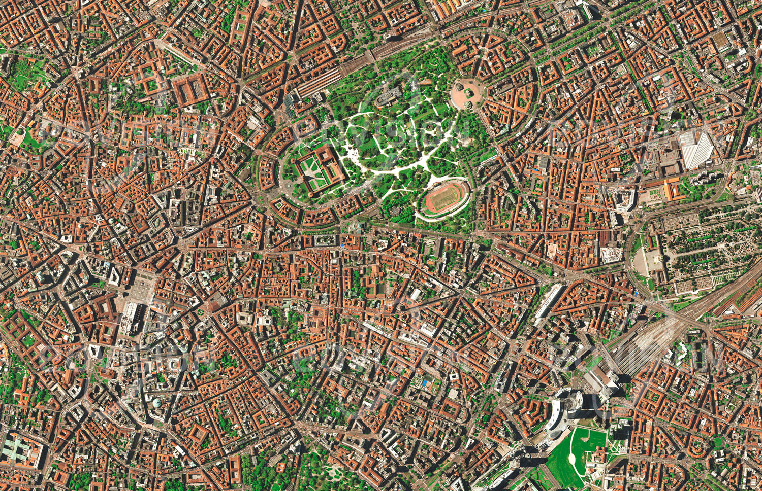 Das Satellitenbild 'MAILAND, Italien' ist dem Bildband "Europa - Kontinent der Vielfalt" entnommen. Mit 1,4 Millionen Einwohnern ist Mailand die zweitgrößte Stadt Italiens und zugleich dessen Industrie- und Finanzzentrum. Bekannt ist die Stadt als Zentrum der Mode- und Designwelt, die sich hier auf wichtigen Messen präsentieren. Mailand blickt auf eine stolze Geschichte zurück, die etwa mit der Burg der Sforza und dem gotischen Dom, einer der größten Kathedralen der Welt, markante Zeichen hinterlassen hat. Zum ausgeprägten Selbstbewusstsein der Milanesen trägt die wichtige Rolle der Stadt beim Entstehen Italiens im 19. Jahrhundert bei.n