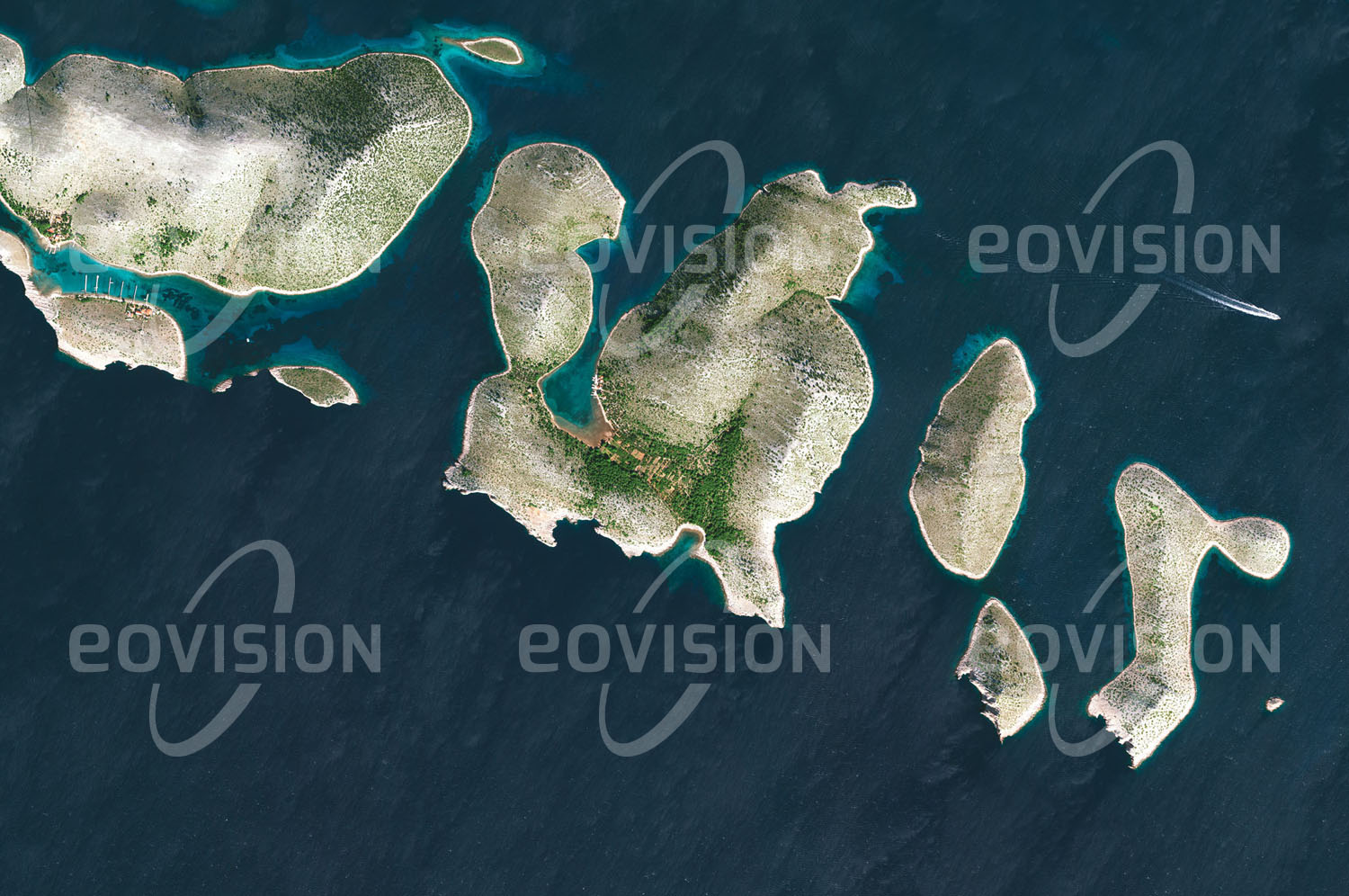 Das Satellitenbild 'KORNATEN, Kroatien' ist dem Bildband "Europa - Kontinent der Vielfalt" entnommen. Als Teil der Dalmatinischen Inseln liegen die etwa 140 Inseln der Kornaten in der Adria vor Kroatien. Die Landschaft der Kalksteininseln ist vom Karst geprägt, der nur äußerst karge Vegetationsreste zulässt. Seit 1980 ist der südliche Bereich der Kornaten wegen der umgebenden Meeresökosysteme als Nationalpark geschützt.n