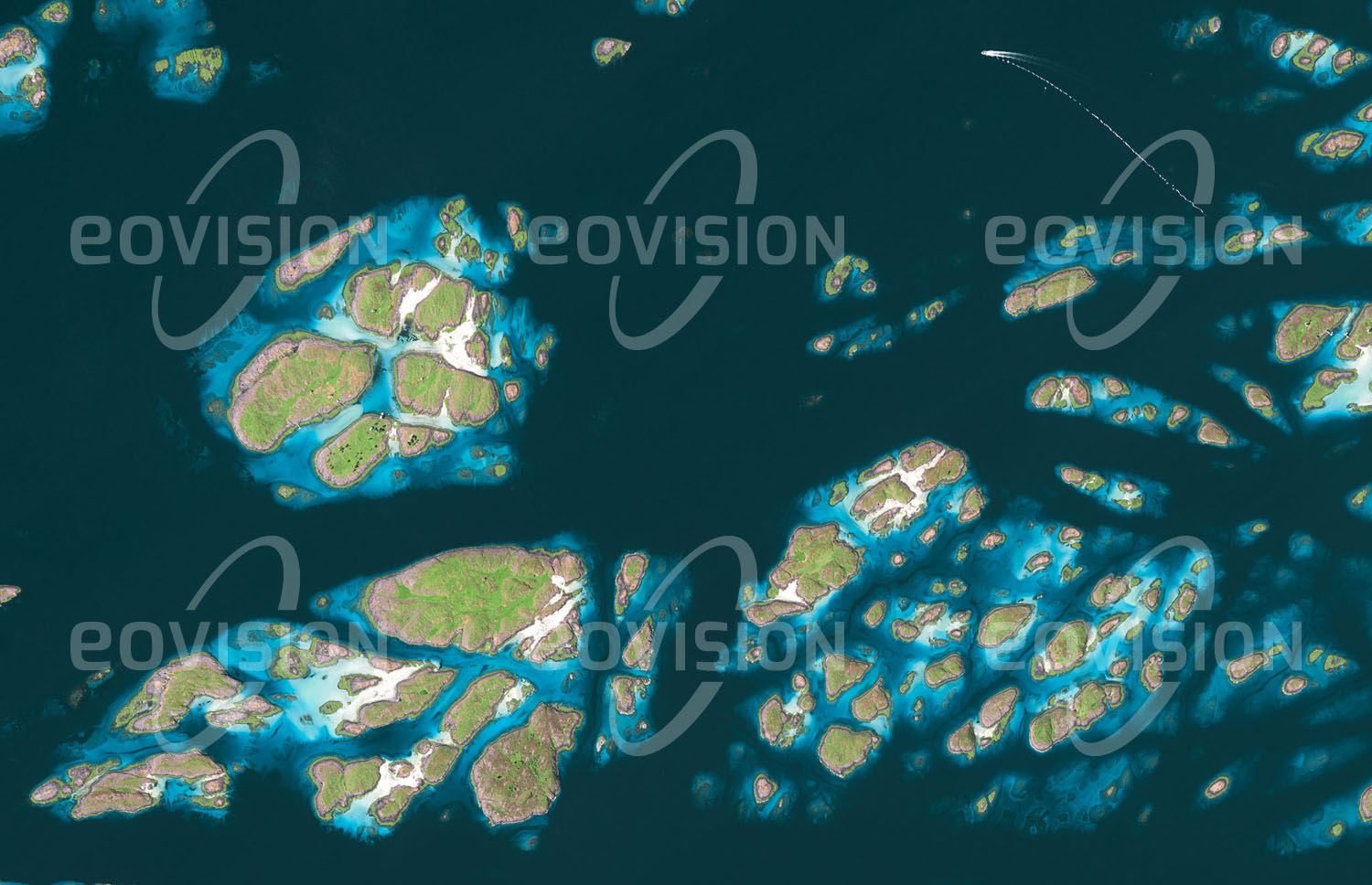 Das Satellitenbild 'GLADSTAD, Norwegen' ist dem Bildband "Europa - Kontinent der Vielfalt" entnommen. Der Vega-Archipel vor der norwegischen Küste besteht aus mehr als 6000 Inseln und Schären, die in der Eiszeit von Gletschern rund geschliffen wurden. Über Jahrhunderte haben Menschen in dieser abweisenden Umgebung von Fischfang und Viehzucht gelebt. Eine Besonderheit der Region war seit dem 9. Jahrhundert die Nutzung verlassener Nester von Eiderenten für die Produktion von Eiderdaunen. Der Vega-Archipel ist heute Teil des UNESCO-Welterbes.n