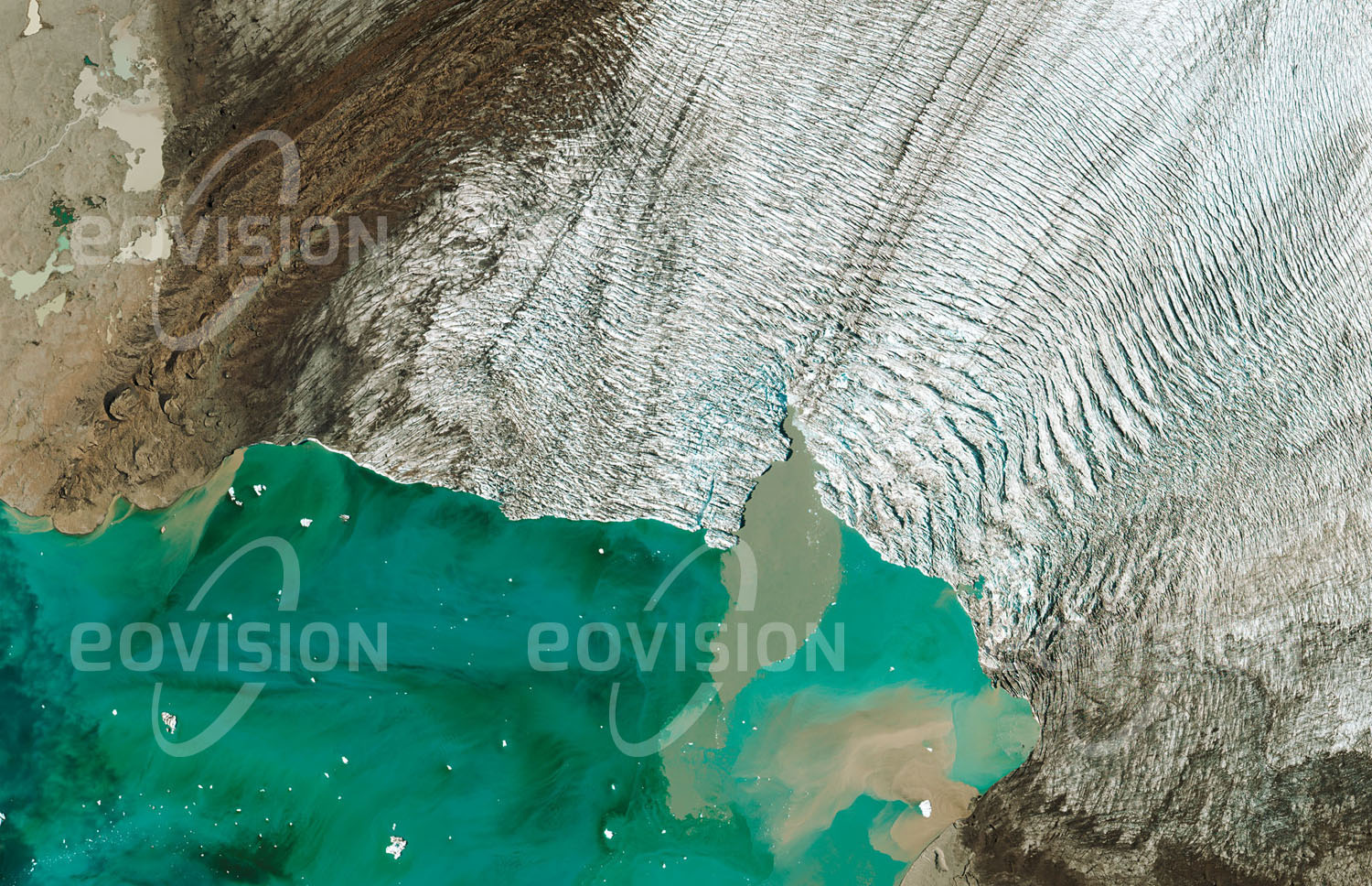 Das Satellitenbild 'VATNAJÖKULL, Island' ist dem Bildband "Europa - Kontinent der Vielfalt" entnommen. Gletscher gehören zu den dynamischsten Landschaften der Erde. Auf Island sind es die Gletscher des Vatnajökull, die talwärts fließend die Täler formen. Die Aufnahme zeigt Moränen und Bruchlinien nahe der Abbruchkante des Breiðamerkurjökull in der Gletscherlagune Jökulsárlón, die sich durch den Rückzug des Gletschers in den letzten 30 Jahren gebildet hat. Hier brechen laufend Eisberge von der Gletscherkante ab und driften über das Wasser davon.n