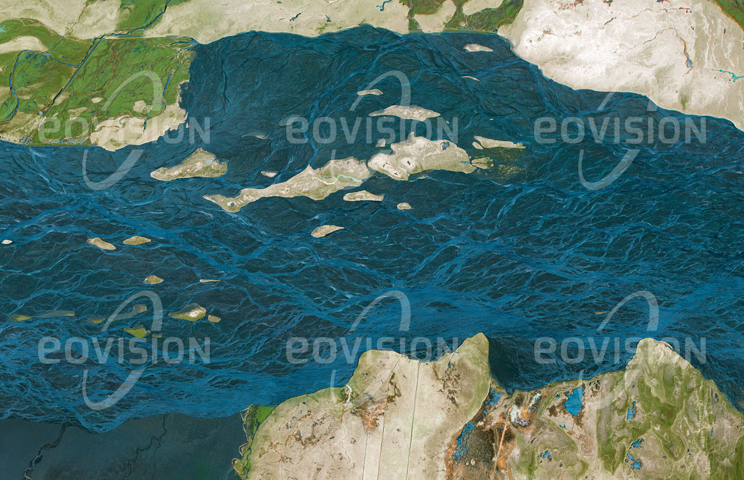 Das Satellitenbild 'KÚDAFLJÓT, Island' ist dem Bildband "Europa - Kontinent der Vielfalt" entnommen. Der Kúðafljót gehört zu den größten Gletscherflüssen Islands und führt Wasser von den Gletschern des Vulkans Katla zum Atlantik. Wenn die unter einem Gletscher liegende Katla aktiv ist, kann die Wasserführung des Flusses durch die wilde Landschaft stark ansteigen, sodass der Flusspegel für die Überwachung des Vulkans verwendet wird.n