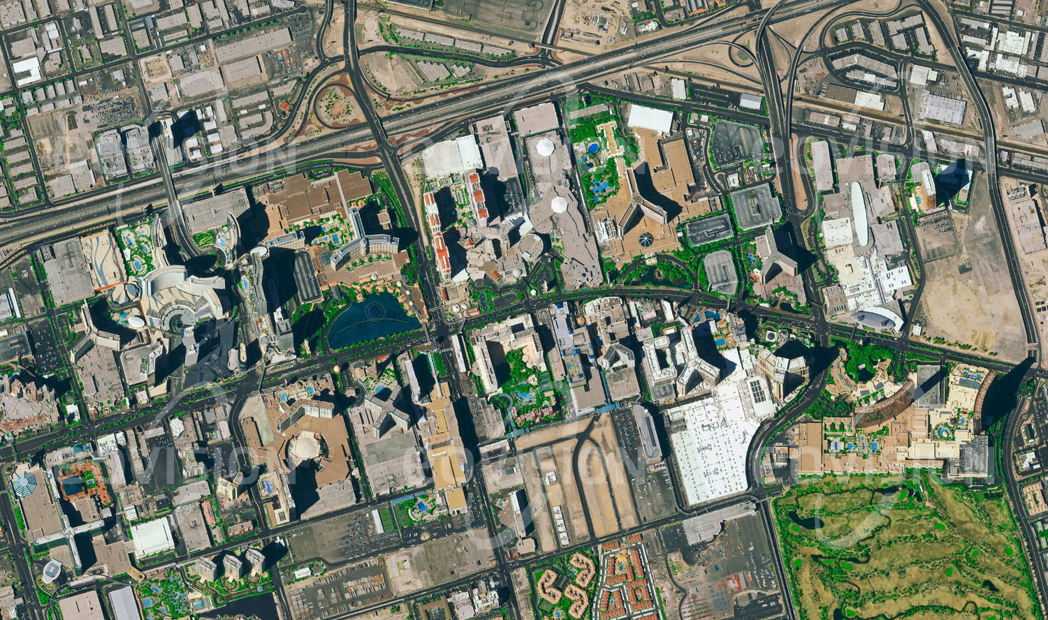 Das Satellitenbild 'LAS VEGAS, USA' ist dem Bildband "Human Footprint - Satellitenbilder dokumentieren menschliches Handeln" entnommen. Nirgendwo sonst in der Wüste wird so viel Wasser verbraucht wie in der künstlichen Oase Las Vegas mit ihrer Riesenfontäne, den spektakulären Casinobauten und Golfplätzen