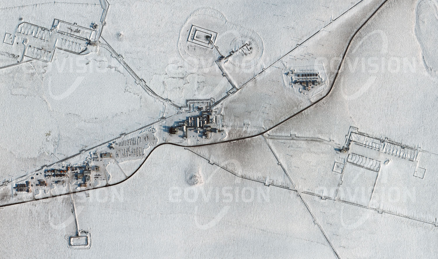 Das Satellitenbild 'PRUDHOE BAY, USA' ist dem Bildband "Human Footprint - Satellitenbilder dokumentieren menschliches Handeln" entnommen. Den schwierigen Bedingungen des Per­mafrosts zum Trotz wird seit 1977 an der Prudhoe Bay an der Nordküste Alaskas Erdöl gefördert. Die größten Erdölvorkommen der USA liefern täglich eine Million Barrel Öl, die über die Alaska-Pipeline zum Verladehafen Valdez im Süden Alaskas transportiert werden. Wegen des empfindlichen arktischen Ökosys­tems ist die Erweiterung der Ölförderung in diesem Gebiet umstritten.