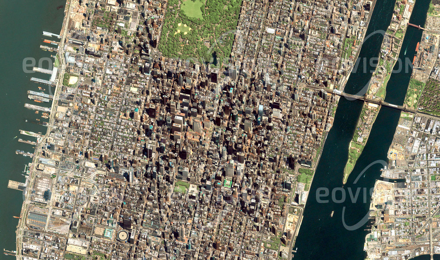 Das Satellitenbild 'MANHATTAN, USA' ist dem Bildband "Human Footprint - Satellitenbilder dokumentieren menschliches Handeln" entnommen. New York City ist mit der charakteristischen Skyline des zentralen Stadtteils Manhattan der Prototyp der modernen Großstadt. Ihre Rolle als Heimat des UNO-Hauptquartiers und als eines der bedeutendsten Finanzzentren, aber auch zahlreiche Theater und Museen von Weltrang unterstreichen die Bedeutung der Stadt. Zwischen den Häuserschluchten der Wolkenkratzer erstreckt sich über mehr als vier Kilometer Länge die „Grüne Lunge“ der Stadt, der Central Park.