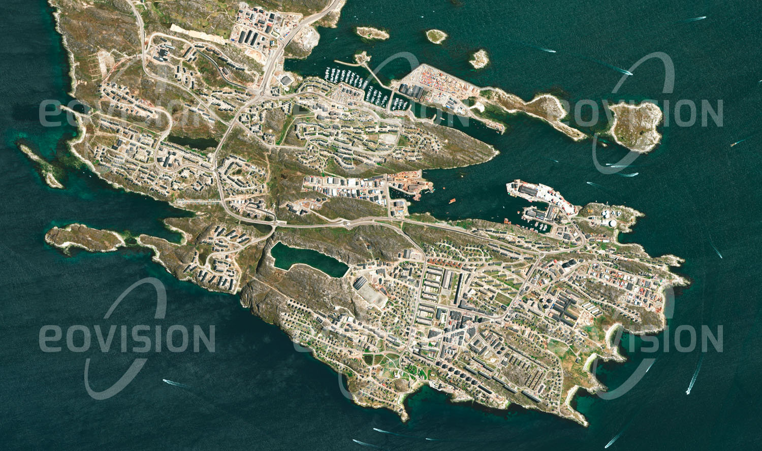 Das Satellitenbild 'NUUK, Grönland' ist dem Bildband "Human Footprint - Satellitenbilder dokumentieren menschliches Handeln" entnommen. Grönlands Hauptstadt Nuuks liegt nahe dem nördlichen Polarkreis an einer Bucht der Labradorsee und ist mit 14 000 Einwohnern eine der größten arktischen Städte. Bei einer mittleren Jahrestemperatur von –1,4 °C sind die Lebensbedingungen hart. Dessen ungeachtet reichen die Spuren der Besiedelung mehr als 3000 Jahre zurück.