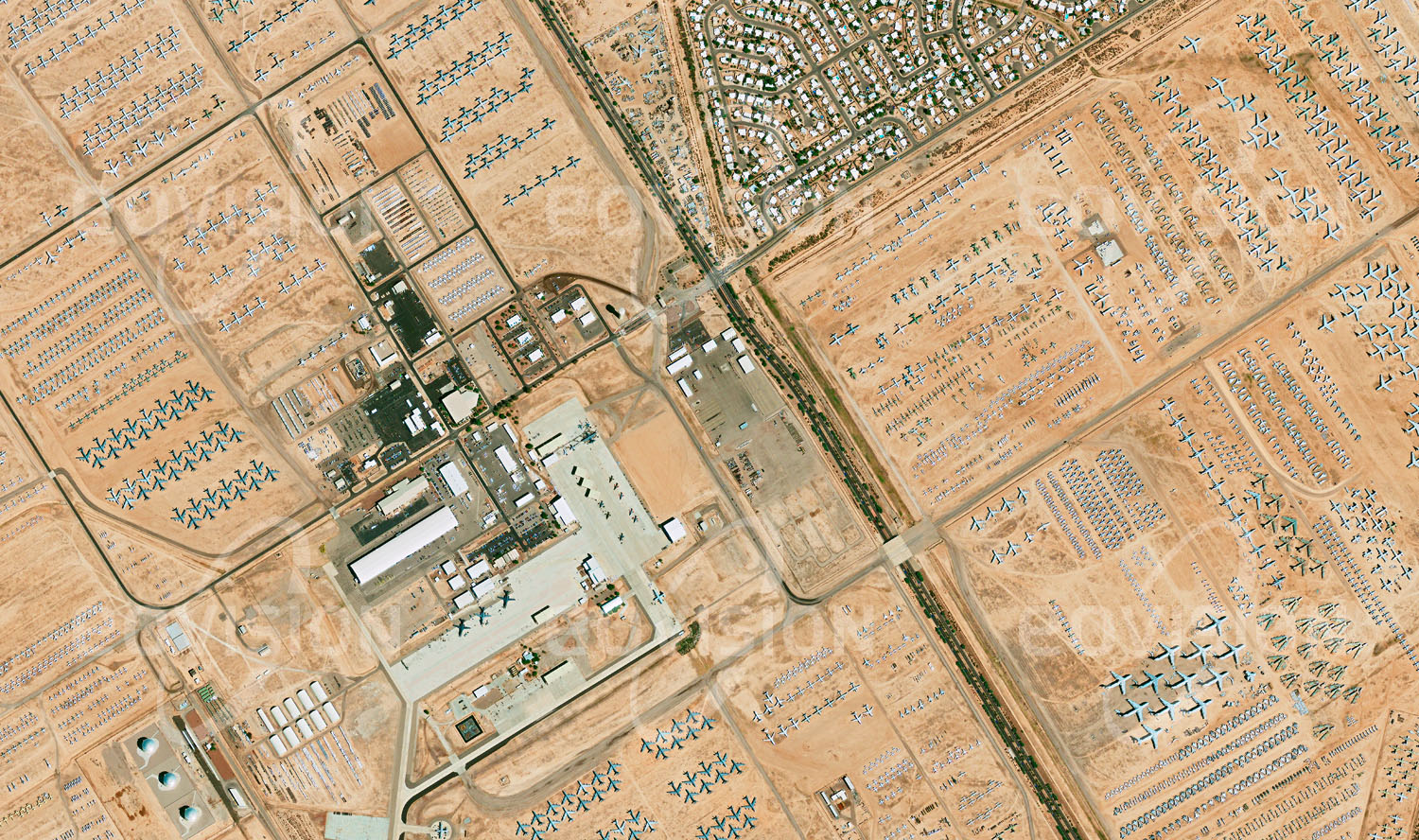 Das Satellitenbild 'TUCSON, USA' ist dem Bildband "Human Footprint - Satellitenbilder dokumentieren menschliches Handeln" entnommen. Die Davis-Monthan Air Force Base ist durch die 309. Aerospace Maintenance and Regeneration Group bekannt. Sie zerlegt am weltweit größten Flugzeugfriedhof alte Militärflugzeuge und entnimmt noch brauchbare Bestandteile. Dabei ist die hohe Trockenheit der Region von Vorteil, durch welche die abgestellten Flugzeuge kaum korrodieren und somit gut konserviert sind.