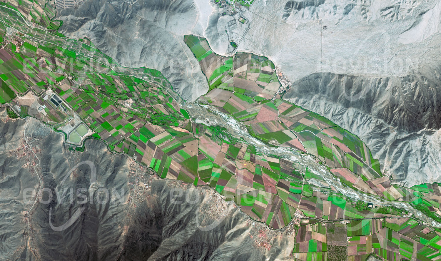 Das Satellitenbild 'RÍO CHILLÓN, Peru' ist dem Bildband "Human Footprint - Satellitenbilder dokumentieren menschliches Handeln" entnommen. An der trockenen Pazifikküste Südamerikas konzentriert sich die Landwirtschaft auf die Bereiche entlang der Flüsse, die das Wasser von den Höhen der Anden abfließen lassen.