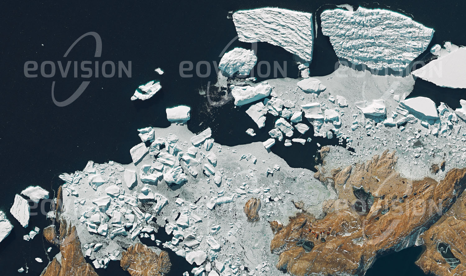 Das Satellitenbild 'PRYDZ BAY, Antarktis' ist dem Bildband "Human Footprint - Satellitenbilder dokumentieren menschliches Handeln" entnommen. Erst in den 1930er Jahren gelangten Men­schen in die antarktische Region um die Prydz Bay, wo seit 1988 die russische Forschungs­station Progress angesiedelt ist. Auch bei Temperaturen bis zu 40°C unter Null harren Menschen hier das ganze Jahr aus, um zu forschen. Zugleich werden damit Gebietsan­sprüche auf dem sechsten Kontinent geltend gemacht, der als vielversprechende Rohstoff­quelle gesehen wird.