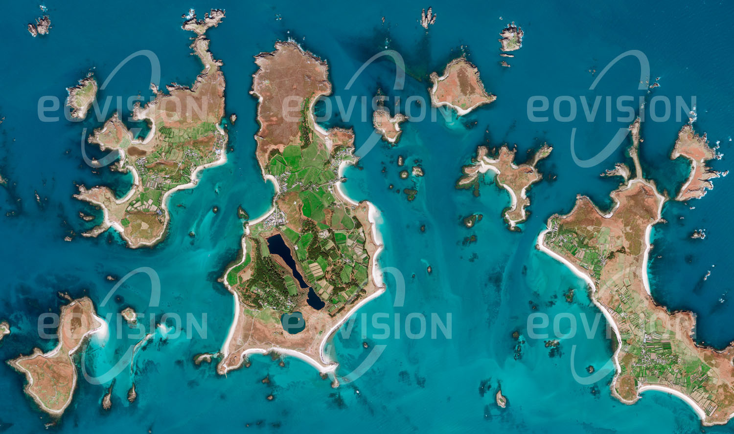 Das Satellitenbild 'ILES OF SCILLY, Großbritannien' ist dem Bildband "Human Footprint - Satellitenbilder dokumentieren menschliches Handeln" entnommen. Palmen und Zitronen gedeihen in Großbritannien nur auf den Scilly-Inseln, einem Archipel 40 km südwestlich der britischen Festlandküste, das durch seine Lage im Golfstrom subtropisches Klima aufweist.