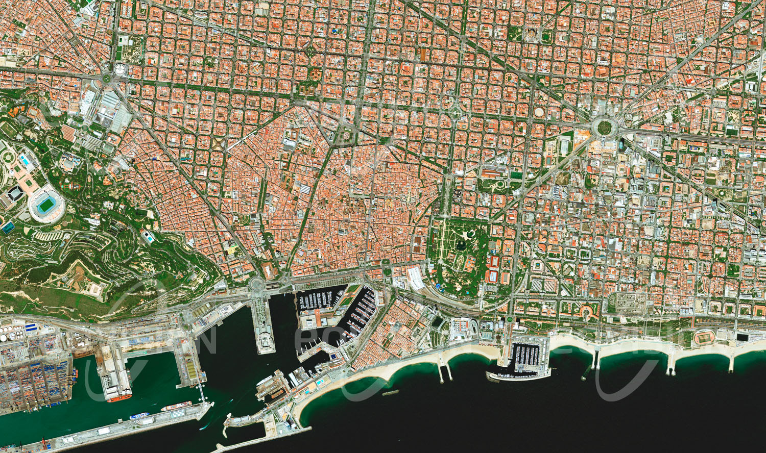 Das Satellitenbild 'BARCELONA - ZENTRUM, Spanien' ist dem Bildband "Human Footprint - Satellitenbilder dokumentieren menschliches Handeln" entnommen. Um den unregelmäßig und dicht bebauten historischen Kern Barri Gotìc erstrecken sich die Stadtviertel aus dem 19. Jahrhundert, die in einem quadratischen Raster errichtet wurden. Hier sind die Bauten Antoni Gaudís zu finden, für die die Stadt berühmt ist. Am Meer anschließende Hafenanlagen mit einem Containerterminal unterstreichen die Bedeu­tung der Stadt als Wirtschaftszentrum.