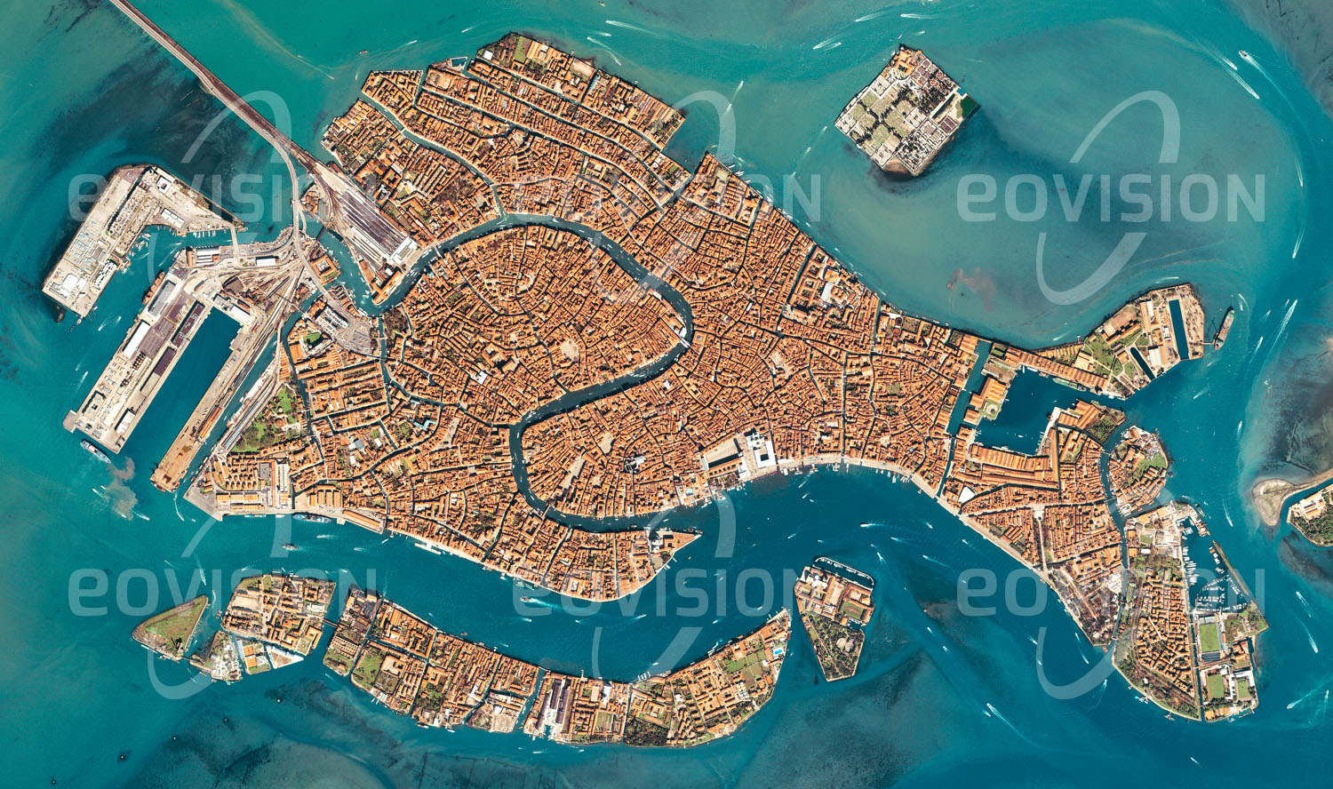 Das Satellitenbild 'VENEZIA, Italien' ist dem Bildband "Human Footprint - Satellitenbilder dokumentieren menschliches Handeln" entnommen. Schon im Mittelalter war Venedig Zentrum eines ausgedehnten Handelsreiches, das den gesamten Mittelmeerraum umspannte. Ausgangspunkt für diese Position war die einzigartige Lage auf mehr als 100 Inseln in einer Lagune an der nördlichen Adria. Ein dichtes Netzwerk von Kanälen durchzieht die weltberühmte Altstadt Venedigs, die regelmäßigen Überflutungen bei »acqua alta« und dichten Touristenströmen ausgesetzt ist.