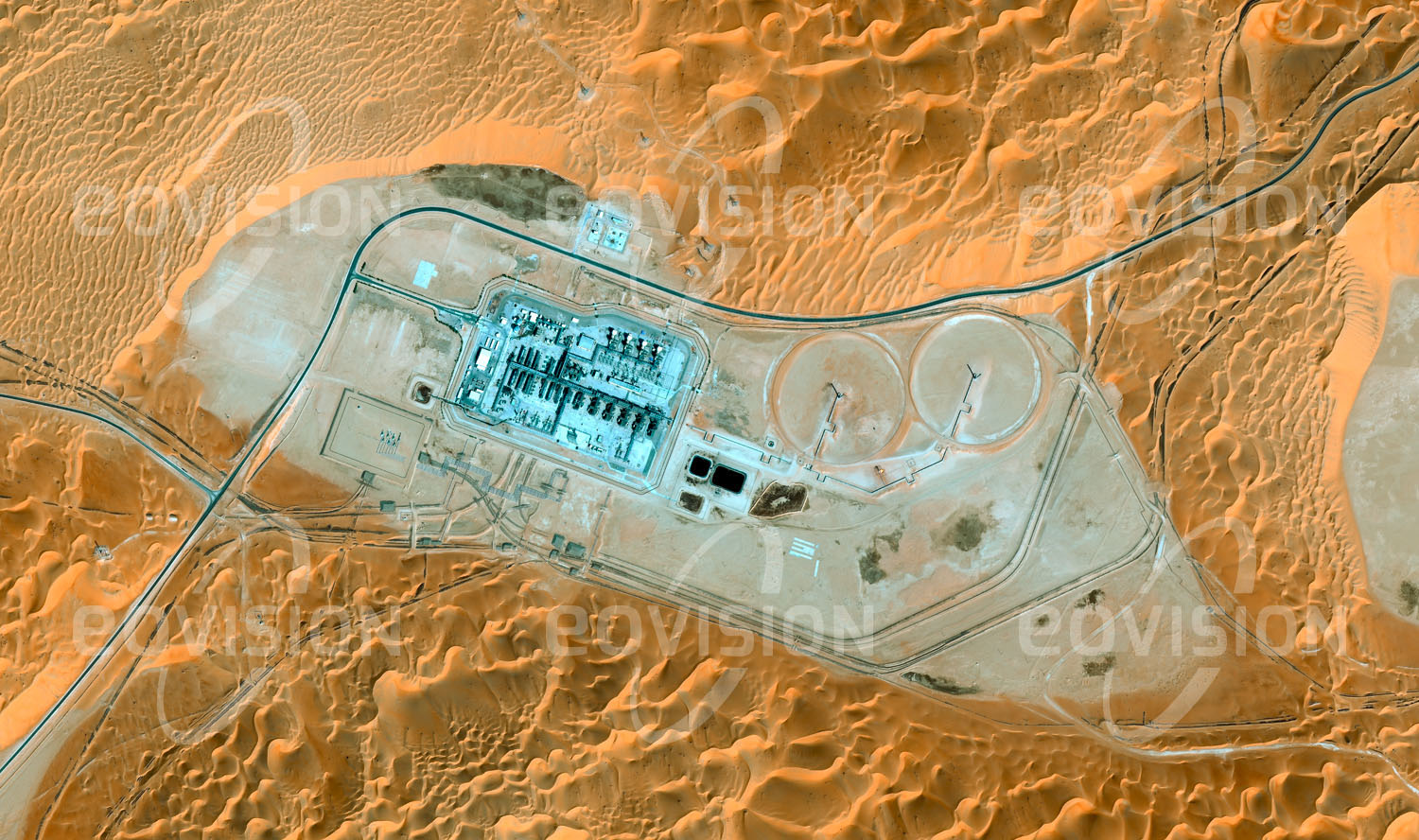 Das Satellitenbild 'SHAYBAH, Saudi-Arabien' ist dem Bildband "Human Footprint - Satellitenbilder dokumentieren menschliches Handeln" entnommen. Auch unter extremsten Bedingungen, wie hier im Sand der Wüste Rub’ al-Khali, wird in Saudi Arabien, dem Land mit den weltweit größten Erdölreserven, das schwarze Gold gewonnen.