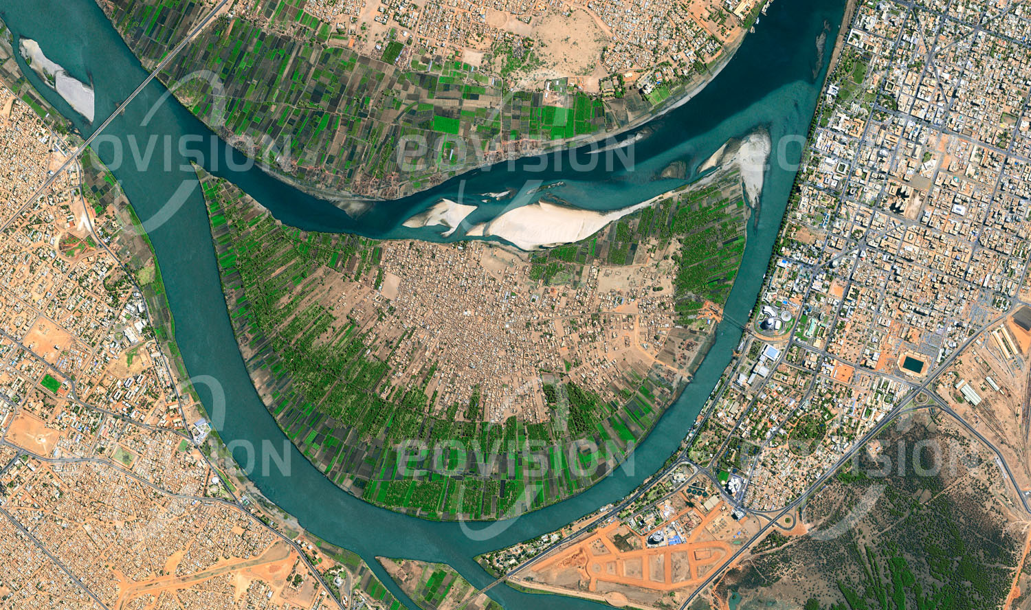 Das Satellitenbild 'AL KHARTŪM, Sudan' ist dem Bildband "Human Footprint - Satellitenbilder dokumentieren menschliches Handeln" entnommen. Nahe der sudanesischen Hauptstadt Khartum liegt im Zusammenfluss des Blauen und des Weißen Nils die seit Jahrhunderten bewohnte Insel Tuti.