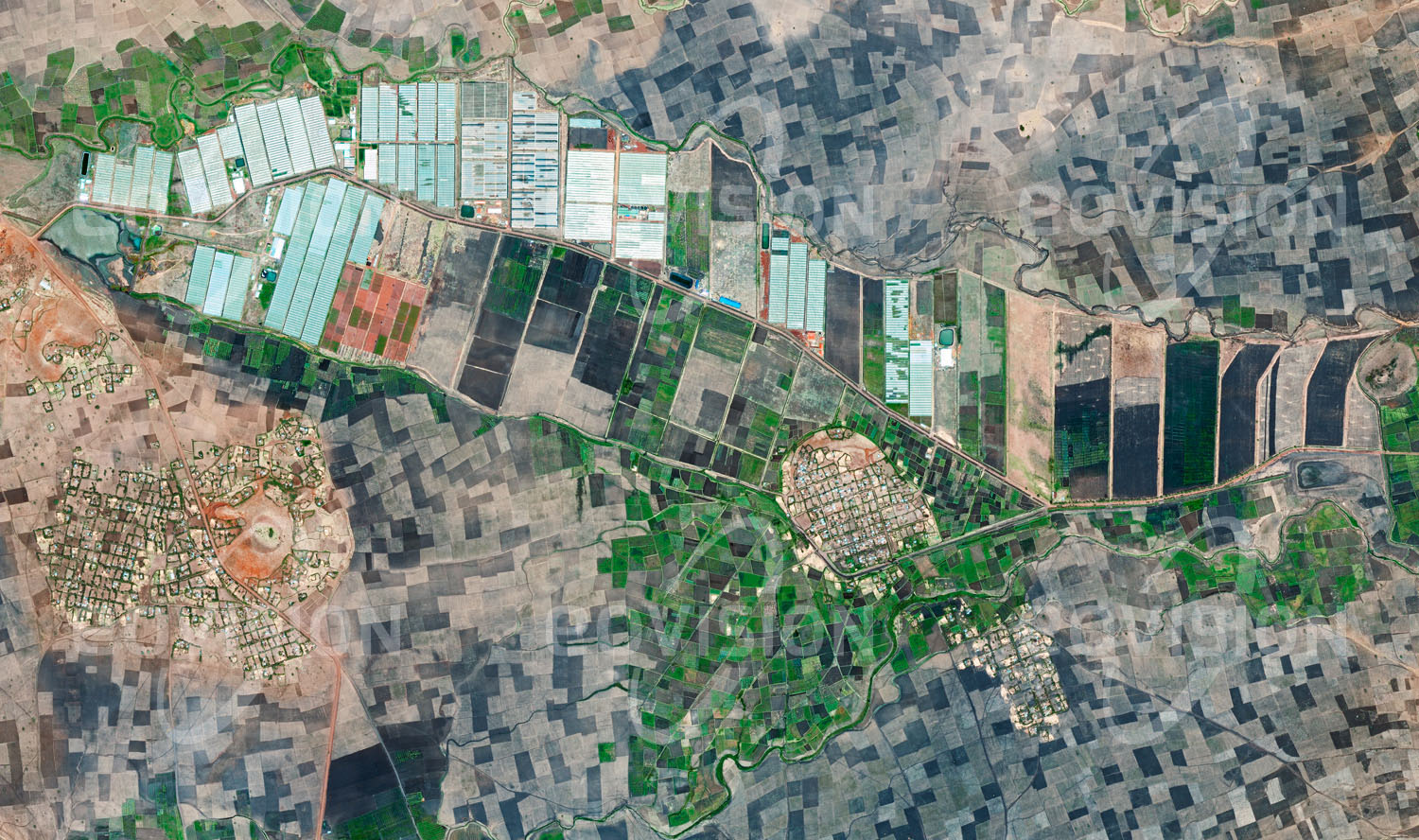 Das Satellitenbild 'DEBRE ZEYIT, Äthiopien' ist dem Bildband "Human Footprint - Satellitenbilder dokumentieren menschliches Handeln" entnommen. Der großflächige Anbau von Schnittblumen und Jungpflanzen für den Export stellt einen dynamisch wachsenden Agrarzweig in der Region um Debre Zeyit dar.