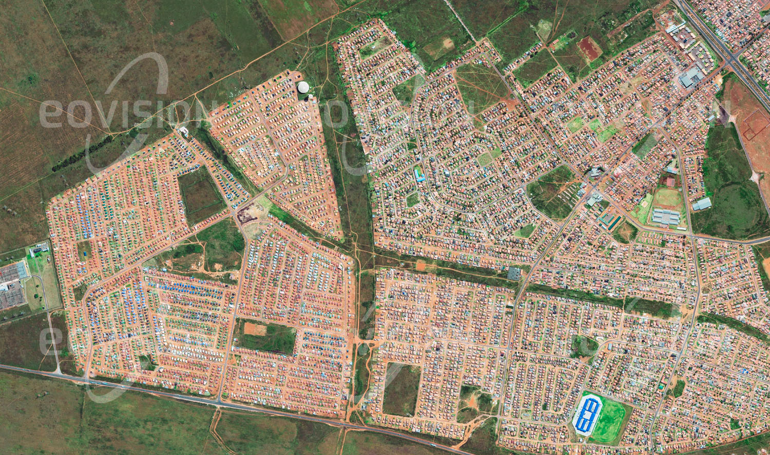 Das Satellitenbild 'SOWETO, Südafrika' ist dem Bildband "Human Footprint - Satellitenbilder dokumentieren menschliches Handeln" entnommen. Soweto bei Johannesburg ist heute von großen sozialen Gegensätzen und dem Nebeneinander von gepflegten Häusern und einfachen Hütten geprägt.