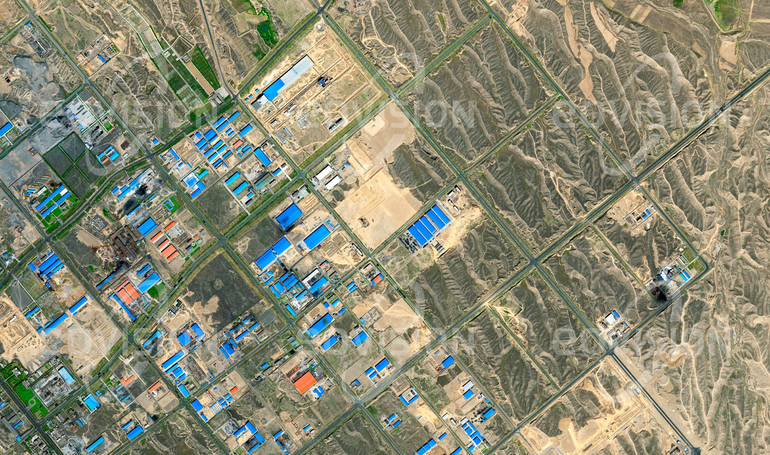 Das Satellitenbild 'URUMQI, China' ist dem Bildband "Human Footprint - Satellitenbilder dokumentieren menschliches Handeln" entnommen. Die dynamische Entwicklung von Urumqi, das zu einer modernen zentralasiatischen Metropole heranreift, macht die Schaffung neuer, am Reißbrett geplanter Industrie- und Gewerbegebiete erforderlich.