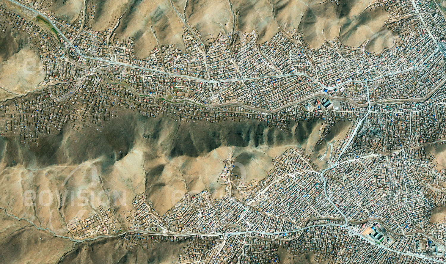 Das Satellitenbild 'ULAANBAATAR, Mongolei' ist dem Bildband "Human Footprint - Satellitenbilder dokumentieren menschliches Handeln" entnommen. In der nomadischen Gesellschaft der Mongolen war Ulaanbaatar zunächst ein aus Jurten (Rundzelten) bestehendes Kloster, das mehrfach verlegt wurde. Erst im Jahr 1778 wurde am heutigen Ort eine Stadt gegründet, die spätere Hauptstadt der Mongolei. In den Plattenbauten im Stadtzentrum spiegelt sich der sowjetische Einfluss wider. Die ärmeren Vorstädte an den Hängen um das Zentrum sind von kleinen Gebäuden dominiert, zwischen denen vielfach die traditionellen Jurten als runde weiße Punkte zu sehen sind.