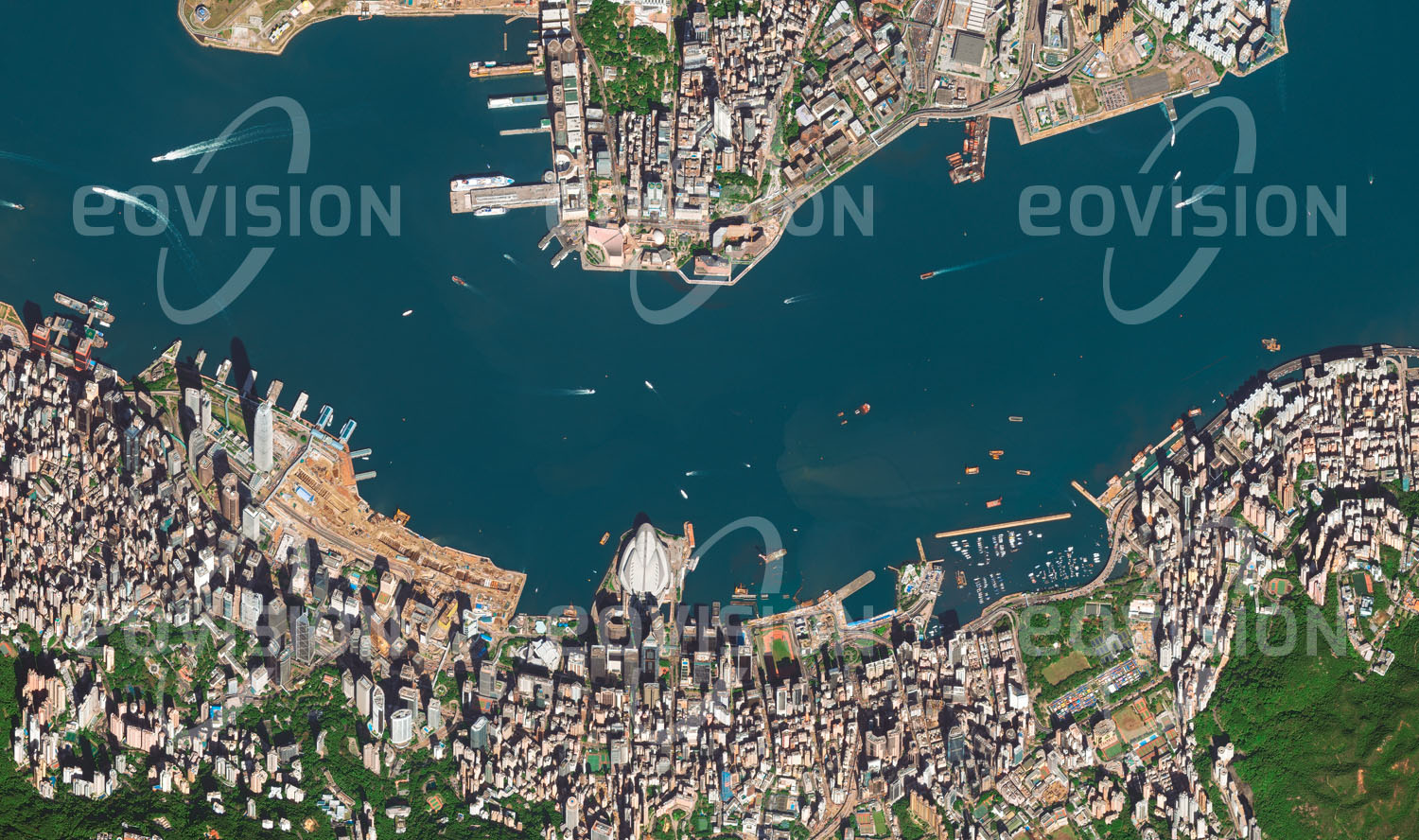 Das Satellitenbild 'HONGKONG, China' ist dem Bildband "Human Footprint - Satellitenbilder dokumentieren menschliches Handeln" entnommen. Hongkong, eine frühere britische Kronkolonie an der Mündung des Perlflusses, ist seit der Rückgabe an China Zentrum einer Sonderwirtschaftszone mit einem liberaleren marktwirtschaftlichen System.