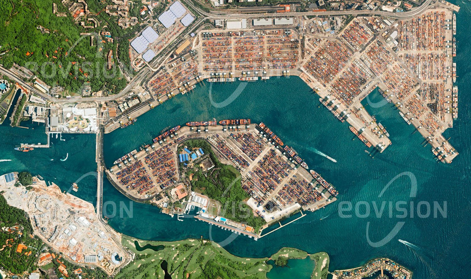 Das Satellitenbild 'SINGAPUR - CONTAINERHAFEN, Singapur' ist dem Bildband "Human Footprint - Satellitenbilder dokumentieren menschliches Handeln" entnommen. Die Lage Singapurs zwischen dem Pazifischen und dem Indischen Ozean war Voraussetzung für seine Entwicklung zu einem bedeutenden Handelsplatz. Weitläufige Krananlagen und Containerlager der Hafenterminals zeugen von der Bedeutung Singapurs als weltgrößter Containerhafen. Ausgeklügelte Logistik ist erforderlich, um wie im Jahr 2011 einen Frachtumsatz von 30 Millionen Standard-Containern bewältigen zu können.