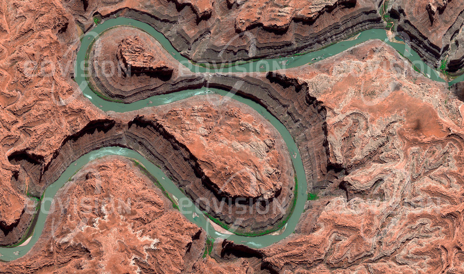 Das Satellitenbild 'THE LOOP -CANYONLAND, USA' ist dem Bildband "Wasser - Entdeckung des Blauen Planeten" entnommen. Oberhalb des Lake Powells verläuft der Colorado River durch den Canyonlands National Park. Sehr deutlich lässt sich an den steilen Wänden der Schlucht die Abfolge der Sedimentschichten verfolgen, durch die sich der Fluss hindurchgearbeitet hat.}