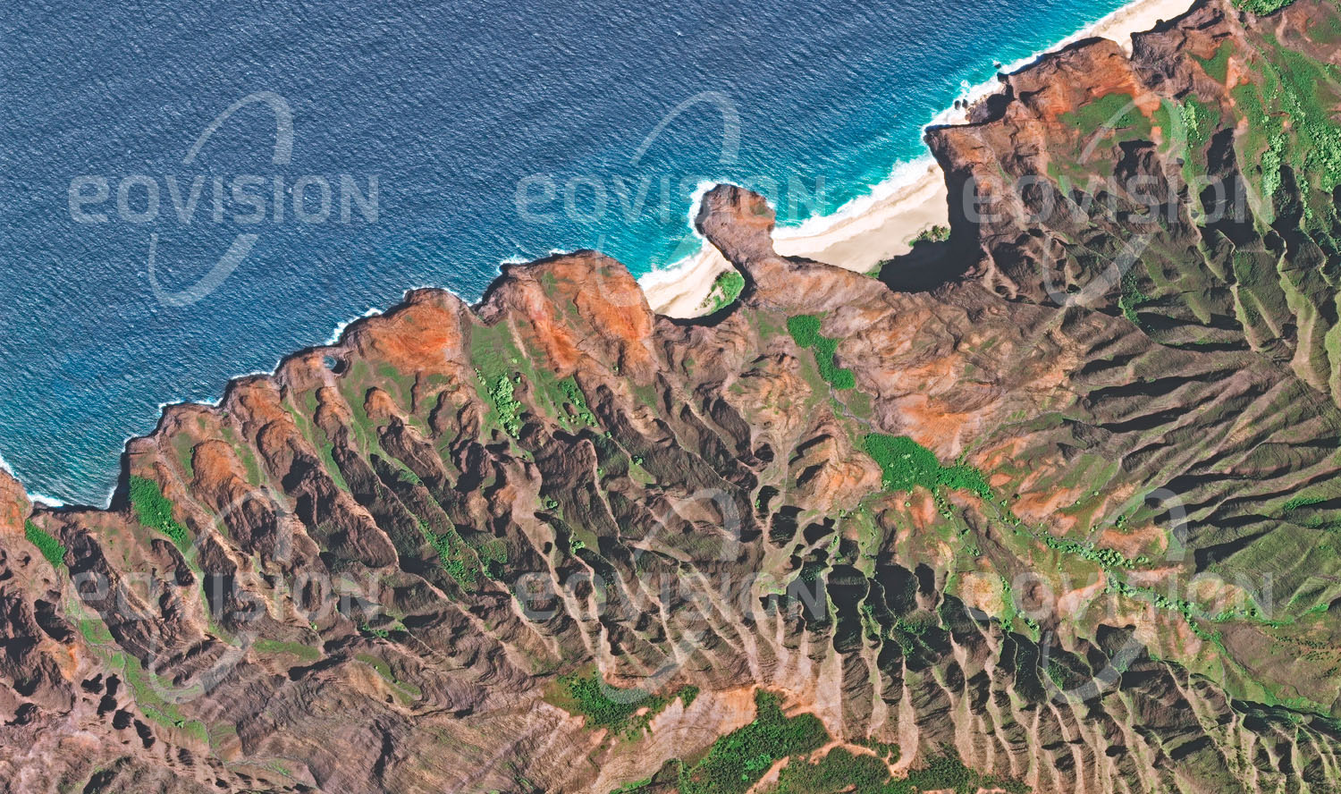 Das Satellitenbild 'KALALAU VALLEY, USA' ist dem Bildband "Wasser - Entdeckung des Blauen Planeten" entnommen. Die Inseln von Hawaii sind durch das Wechselspiel zwischen den aufbauenden vulkanischen Kräften und den Erosionskräften von Regen und Meer geprägt. Dies zeigt sich auch am schwer zugänglichen Honopu-Tal im Nordwesten der Insel Kaua’i. Die dunklen vulkanischen Felsen bilden eine steil aufragende und von zahlreichen Taleinschnitten geformte Küste, an deren Hängen dichter Farn zu finden ist.