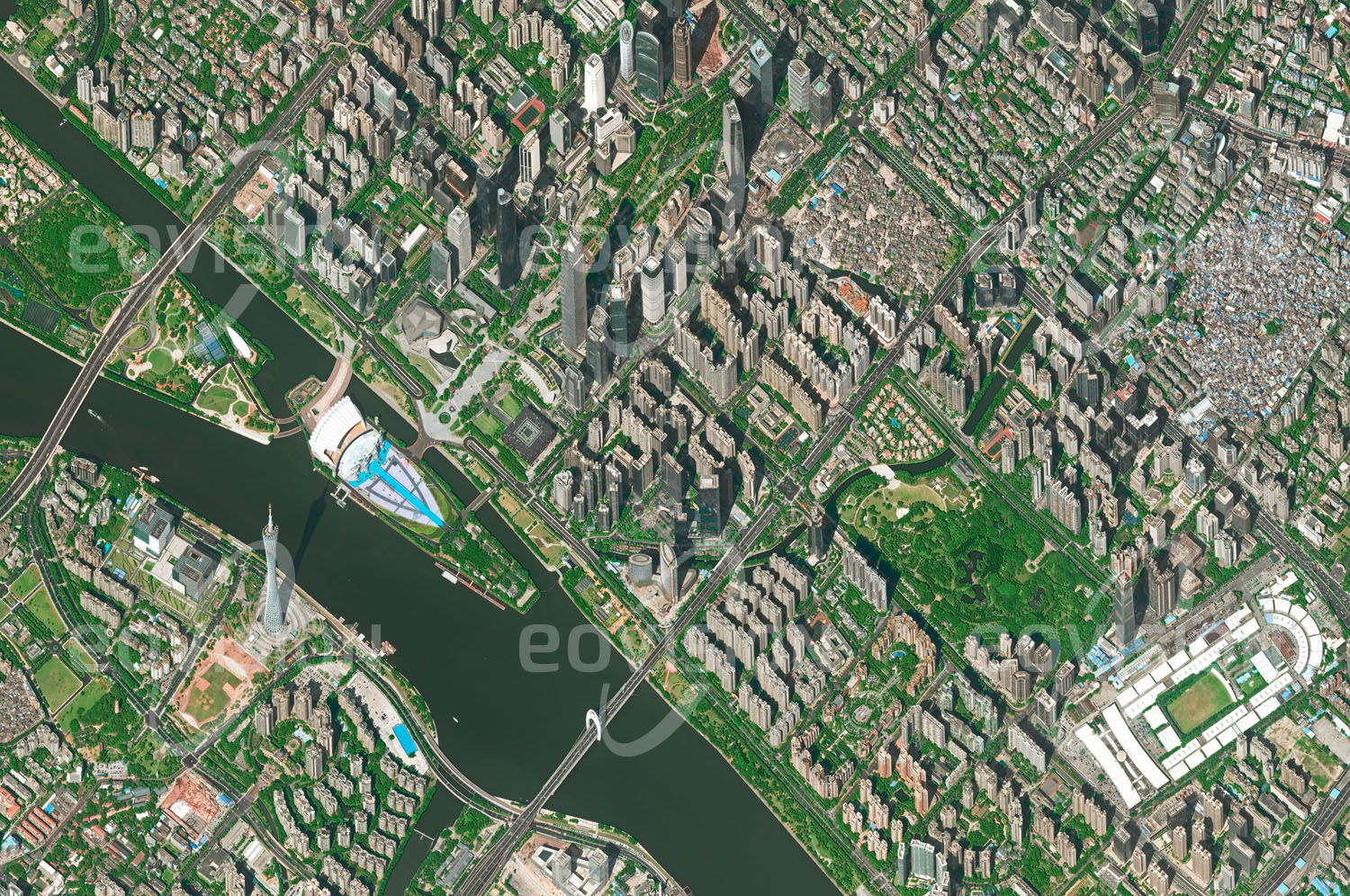 Das Satellitenbild 'GUANGZHOU, China' ist dem Bildband "New Human Footprint - Unsere Welt im Umbruch" entnommen. Mit seiner Lage am Perlfluss war die früher als Kanton bezeichnete Stadt seit jeher ein wichtiger Industrie- und Handelsstandort. Heute ist sie die drittgrößte Stadt Chinas und Veranstaltungsort der Canton Fair, der bedeutendsten Import- und Exportwarenmesse des Landes