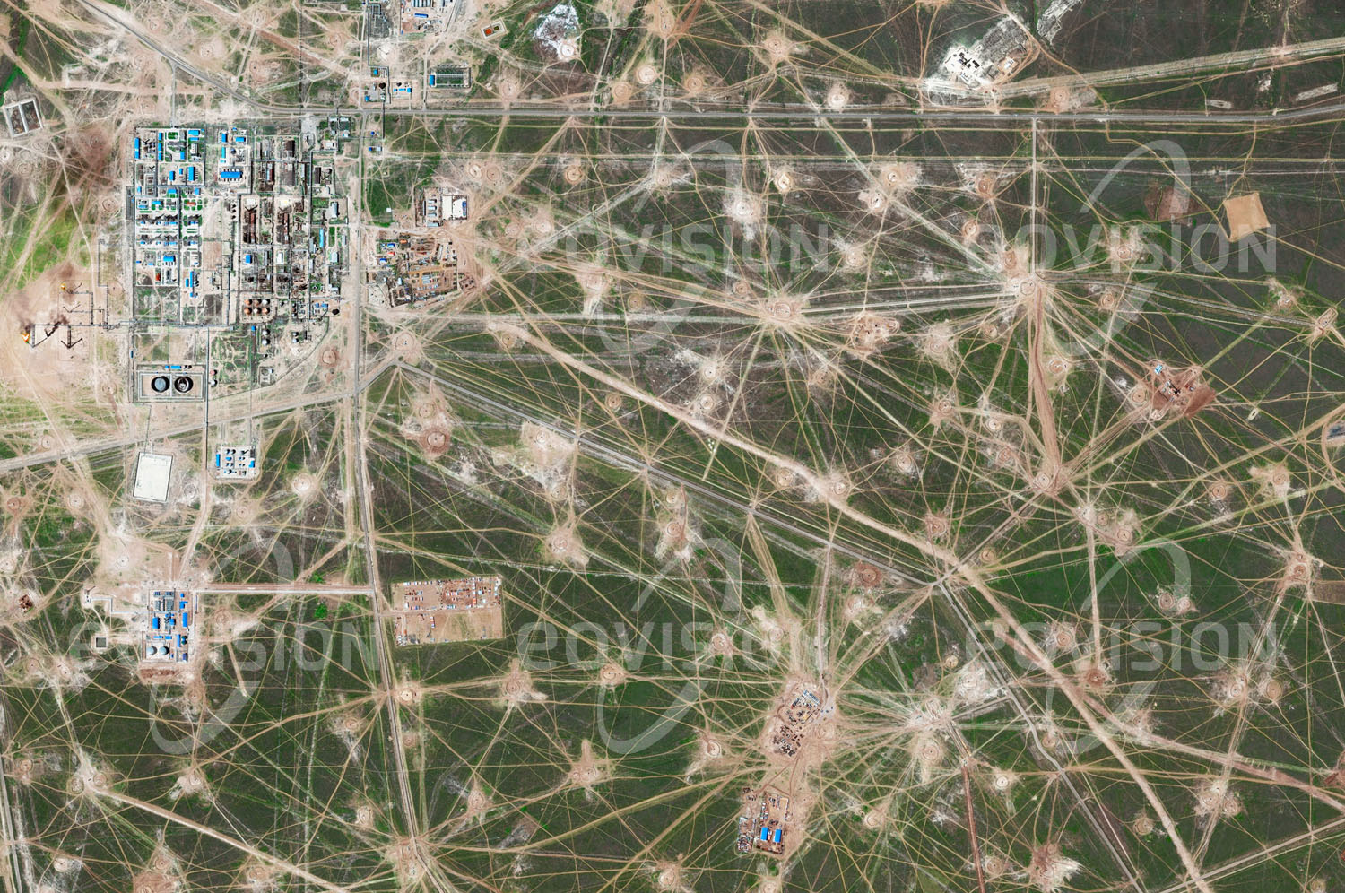 Das Satellitenbild 'SCHUBARSCHI, Kasachstan' ist dem Bildband "New Human Footprint - Unsere Welt im Umbruch" entnommen. Ein dichtes Netz von Bohrlöchern, Leitungen und Straßen überzieht die Steppe um den Fluss Zhem im Westen Kasachstans und dominiert die Landschaft vollständig. In der Provinz Aqtöbe wurden etwa 25 Öl- und Gasfelder gefunden, die nach und nach aufgeschlossen wurden. Die Förderleistung ihrer Ölquellen wurde in den letzten zehn Jahren verdoppelt. Insgesamt wurden von Kasachstan zuletzt mehr als 62 Millionen Tonnen Erdöl pro Jahr exportiert.