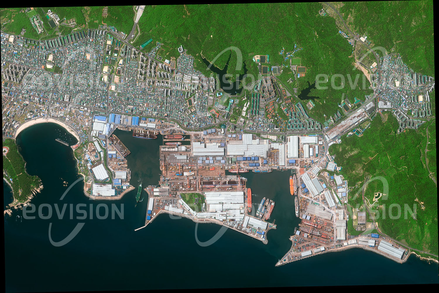 Das Satellitenbild 'ULSAN, Südkorea' ist dem Bildband "New Human Footprint - Unsere Welt im Umbruch" entnommen. In den Großraum-Trockendocks an der Mipo Bay baut die größte Werft der Welt Tanker, Frachter und Containerschiffe für die großen Reedereien.