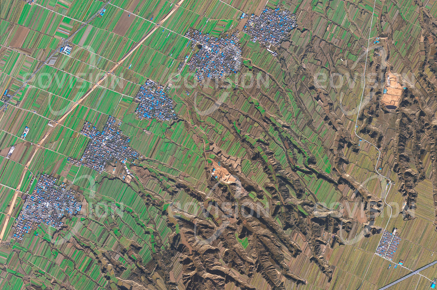 Das Satellitenbild 'GUILANCUN, China' ist dem Bildband "New Human Footprint - Unsere Welt im Umbruch" entnommen. Nordöstlich der alten Kaiserstadt Xi‘an erstreckt sich entlang des Huang He, des Gelben Flusses, eine Ebene, die in einer Reihe fruchtbarer Terrassenstufen zum Fluss abfällt. Die Übergänge zwischen den Terrassenniveaus sind von tiefen Erosionsschluchten durchfurcht. Der ertragreiche Boden ermöglicht eine dichte Besiedelung.