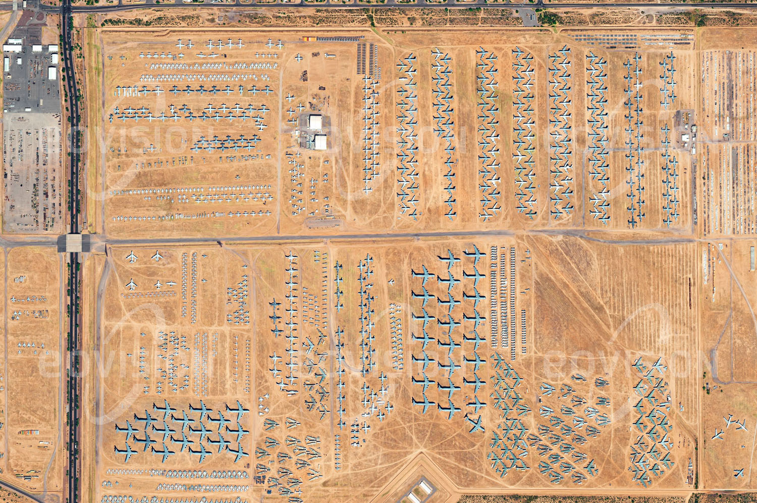 Das Satellitenbild 'TUCSON, USA' ist dem Bildband "New Human Footprint - Unsere Welt im Umbruch" entnommen. Auch hochentwickelte Rüstungsgüter haben ein Ablaufdatum oder werden einmal schlicht nicht mehr benötigt. Mehr als 4.000 aus­gemusterte Flugzeuge der US-Streitkräfte stehen auf einer mehr als 10 Quadratkilometer großen Fläche neben der Davis Monthan Air Force Base und warten darauf, weiterverkauft, ausgeschlachtet oder verschrottet zu werden.