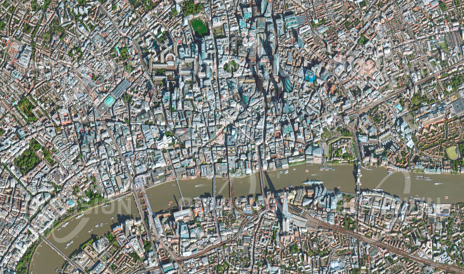 Das Satellitenbild 'LONDON, Großbritannien' ist dem Bildband "one earth - Limitierte Ausgabe" entnommen. Die Siedlung, die bereits während der Bronzezeit an einer Furt über die Themse gegründet wurde, hat sich in den vergangenen Jahrhunderten zum Zentrum eines Weltreichs entwickelt. Noch immer ist London Europas wichtigstes Finanzzentrum. Neben geschichtsträchtigen Gebäuden wie dem Tower und der St. Paul's Cathedral stehen neue Wolkenkratzer, die den Bedarf nach Büroflächen abdecken.