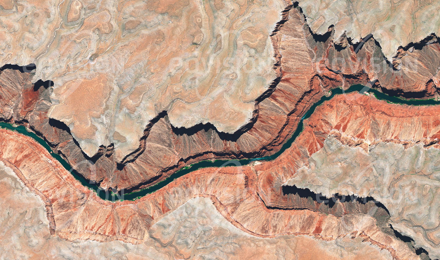 Das Satellitenbild 'MARBLE CANYON, USA' ist dem Bildband "Untouched Nature - Naturlandschaften in Satellitenbildern" entnommen. Zwischen dem Lake Powell und dem Grand Canyon verläuft der Colorado River durch den Marble Canyon. Seinen Namen verdankt er nicht dem Material, sondern der Farbenpracht der Abfolge von Sedimentschichten an seinen steilen Wänden. Bis 1968 war hier ein Stau­dammprojekt geplant, dem jedoch wirtschaft­liche und ökologische Argumente entgegen standen. Als Teil des Grand Canyon National­parks ist die spektakuläre Schlucht des Marble Canyons nun ein Ziel für Touristen.