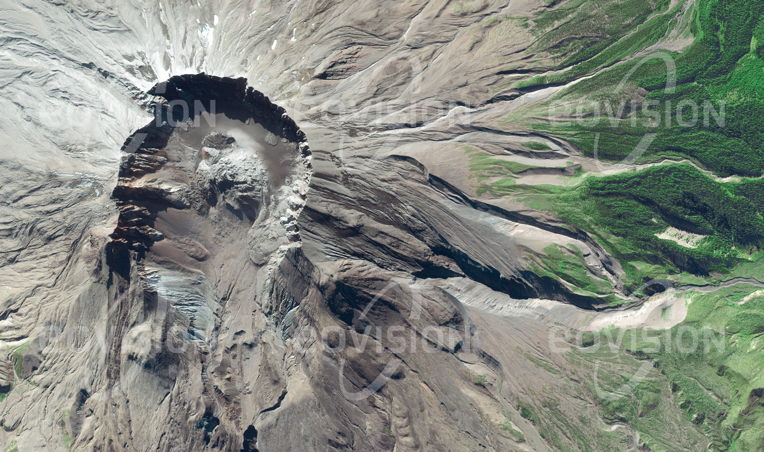 Das Satellitenbild 'MOUNT SAINT HELENS, USA' ist dem Bildband "Untouched Nature - Naturlandschaften in Satellitenbildern" entnommen. Das Gebiet des Cascade Volcanic Arc ver­dankt seine vulkanische Aktivität der Juan de Fuca Platte, die vor der Pazifikküste unter die Nordamerikanische Kontinentalplatte glei­tet. Beim katastrophalen Ausbruch im Jahr 1980 des Mount St. Helens wurde sein Gipfel weggesprengt, wobei der Vulkan 400 Meter seiner ursprünglichen Höhe verlor. Seit der Eruption, die über hunderte Quadratkilometer alles Leben vernichtete, wird um den Mount St. Helens erforscht, wie die Natur das Gebiet zurückerobert.