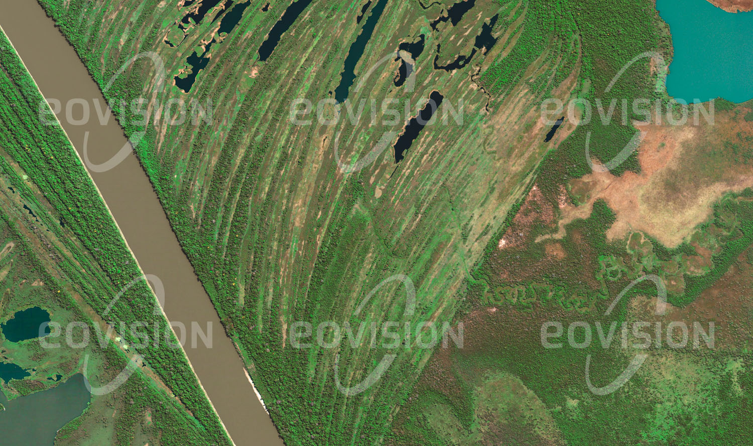 Das Satellitenbild 'RÍO MAMORÉ, Bolivien' ist dem Bildband "Untouched Nature - Naturlandschaften in Satellitenbildern" entnommen. Sukzessive Verlagerung des Flusslaufs erzeugen charakteristische Strukturen im Schwemmland. Bäume finden sich in diesem sumpfigen Terrain nur in höher gelegenen Bereichen.