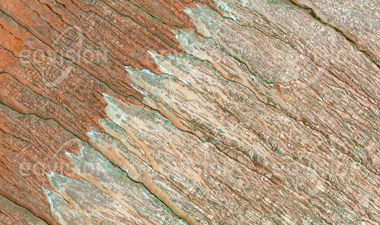 Das Satellitenbild 'VALLE DE LAS ROCAS, Bolivien' ist dem Bildband "Untouched Nature - Naturlandschaften in Satellitenbildern" entnommen. In 4.200 Meter Seehöhe am Übergang vom Altiplano zur Atacama durchzieht im „Tal der Felsen“ am Rand der Gran Pampa Pelada ein System fast paralleler Erosionsrinnen die unterschiedlich gefärbten kahlen Lava- und Aschedecken. Die bizarren, durch Windero­sion geformten Felsen werden vereinzelt von Touristen zum Klettern genutzt. Unweit dieser kargen, vulkanischen Landschaft liegt der größte Salzsee der Erde, der Salar de Uyuni, zudem werden in der Umgebung Silber, Zink und Blei abgebaut.