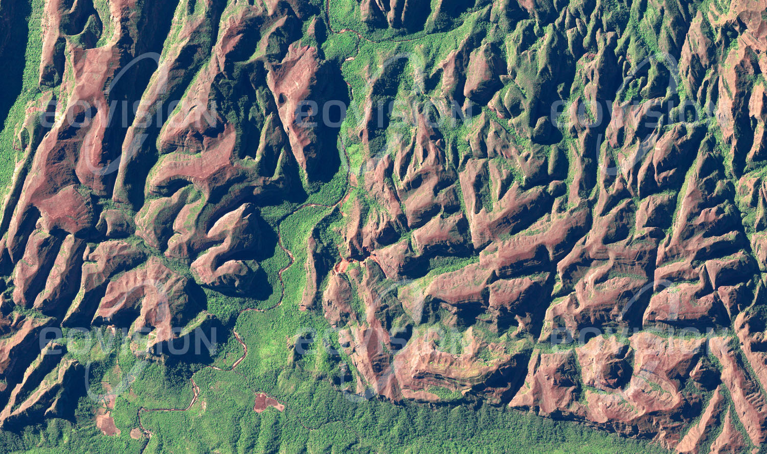 Das Satellitenbild 'CORDILLERA ORIENTAL, Bolivien' ist dem Bildband "Untouched Nature - Naturlandschaften in Satellitenbildern" entnommen. Am Ostrand der Anden in Südbolivien findet sich eine kleinräumig zerklüftete und trotz geringer Höhe unzugängliche Gebirgslandschaft. Nur die Talböden eignen sich hier als Standorte für Wälder.