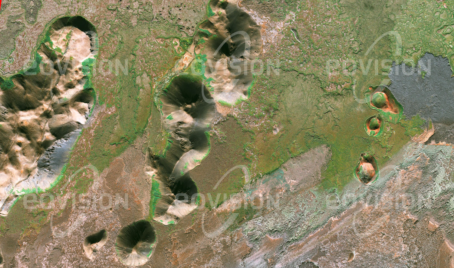 Das Satellitenbild 'NORĐURLAND EYSTRA , Island' ist dem Bildband "Untouched Nature - Naturlandschaften in Satellitenbildern" entnommen. Island verdankt seine Entstehung der tektonischen Aktivität des mittelatlantischen Rückens. Nach wie vor prägt Vulkanismus mit Geysiren, Tuffringen und Schlackenkegeln das Erscheinungsbild der Insel.