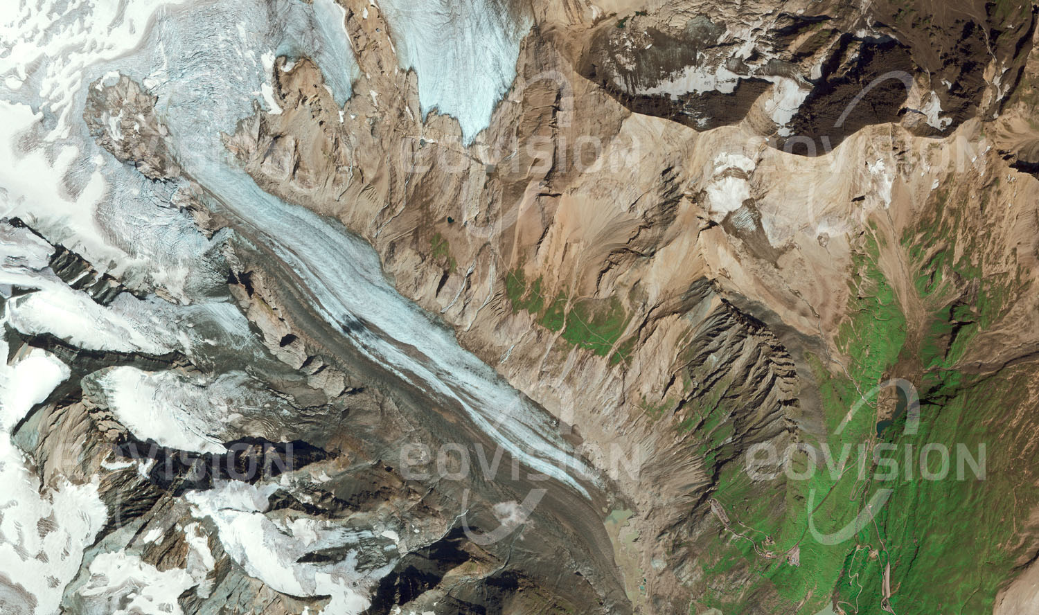 Das Satellitenbild 'GROSSGLOCKNER, Österreich' ist dem Bildband "Untouched Nature - Naturlandschaften in Satellitenbildern" entnommen. Mit der Höhe von 3 798 m ist der Großglockner in Österreich ein wichtiger Alpengipfel. Die von ihm ausgehende Pasterze ist als längster Gletscher der Ostalpen besonders vom Gletscherrückgang betroffen.