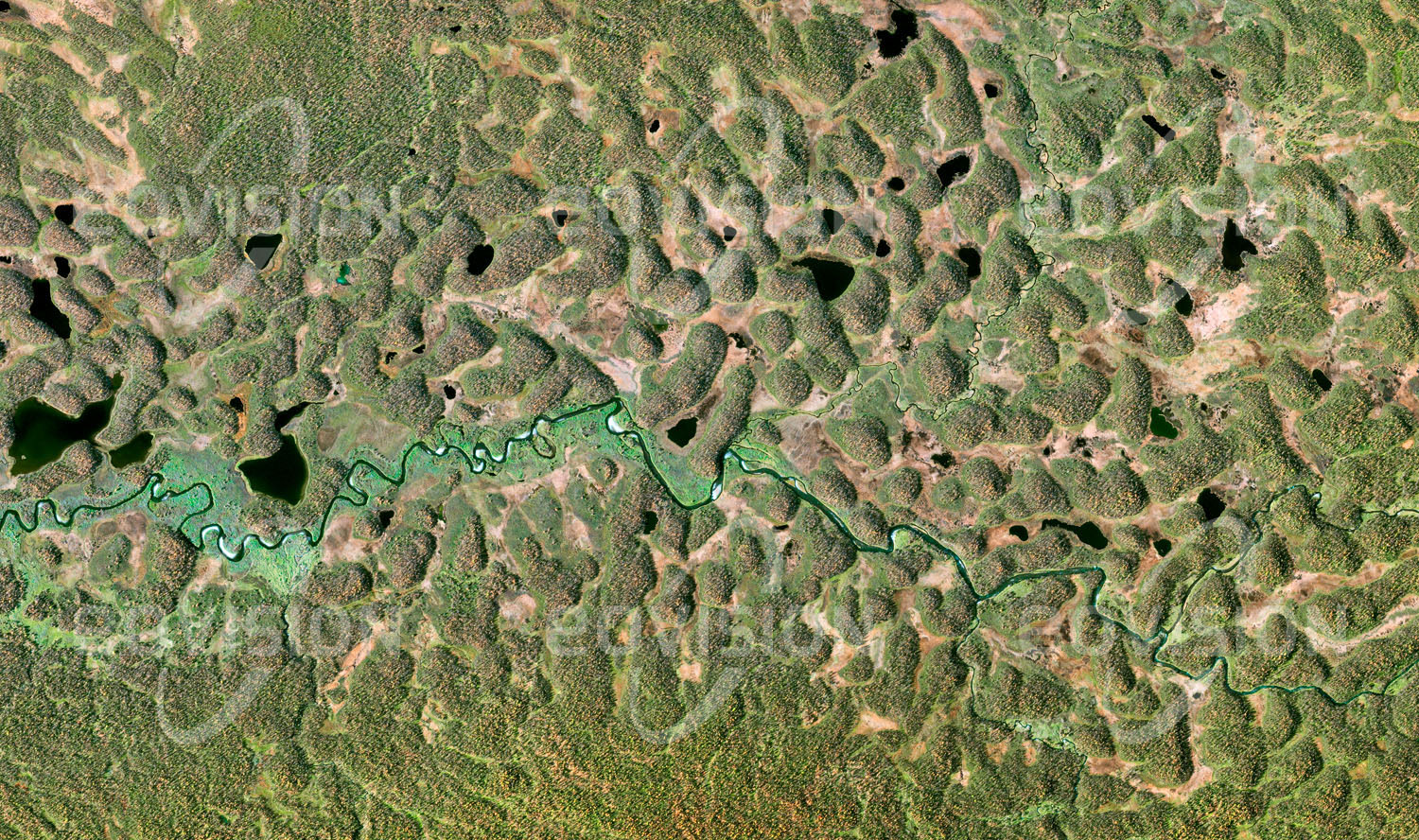 Das Satellitenbild 'BALLEREN, Schweden' ist dem Bildband "Untouched Nature - Naturlandschaften in Satellitenbildern" entnommen. Um den See im schwedischen Vindelfjällens-Naturreservat breiten sich Moore mit Birken- und Fichtenwäldchen aus. Sie bieten Elchen, Braunbären und der gefährdeten Zwerggans Lebensraum.